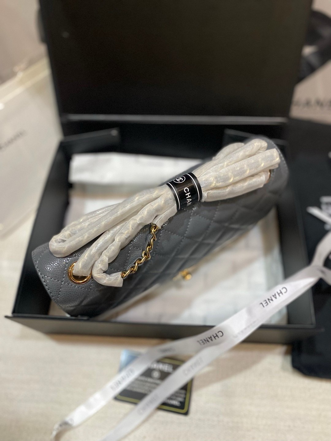 CHANEL Classic Medium Flap Bag กระเป๋าสะพายคลาสสิกรุ่นยอดนิยมตลอดกาล ดีไซน์เรียบหรูหราขับผิว งานหนังแท้สวยมาก มีอะไหล่เงินและทอง สุดยอดเดอะเบสท์ไอเท็ม