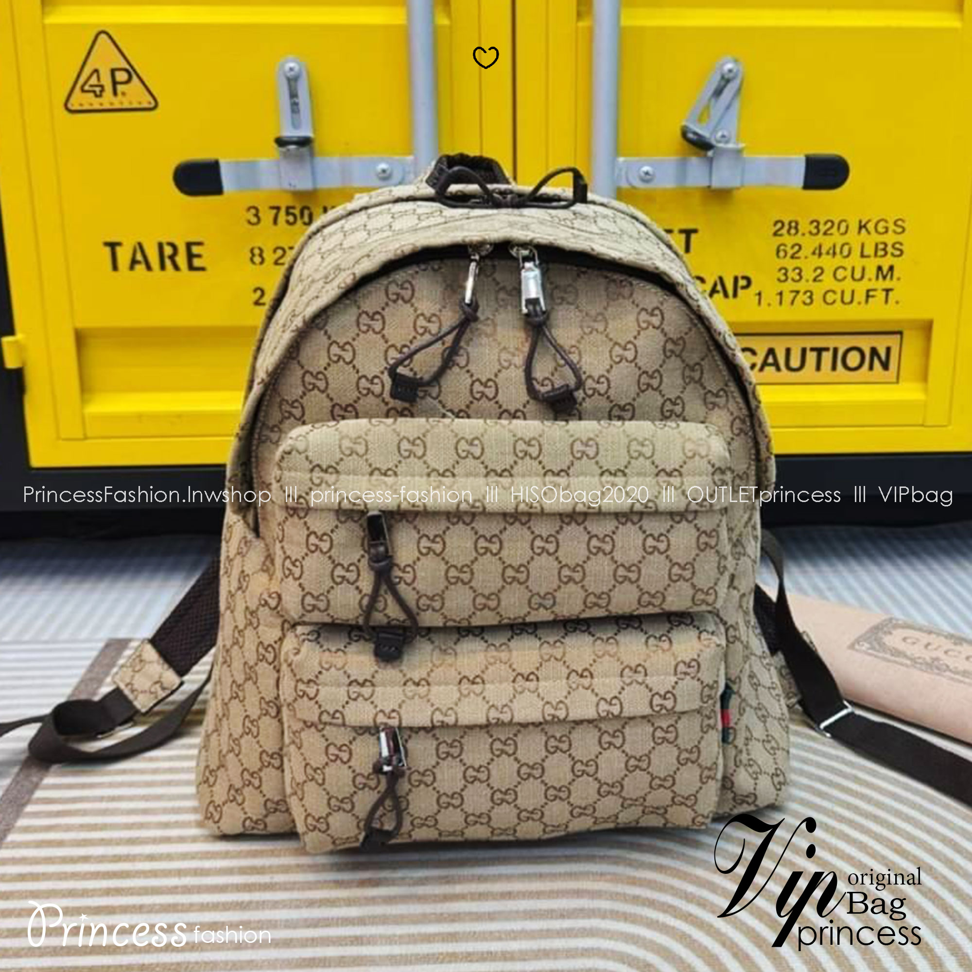 GUCCI Medium backpack with GG logo กระเป๋าเป้รุ่นใหม่เปิดตัวบนรันเวย์ Fall Winter 2024 รูปทรงผสมผสานความเรียบหรูและสปอร์ต พื้นหลังแต่งลายนูนพร้อมซับหลัง สะพายได้นานรับน้ำหนักได้ดี