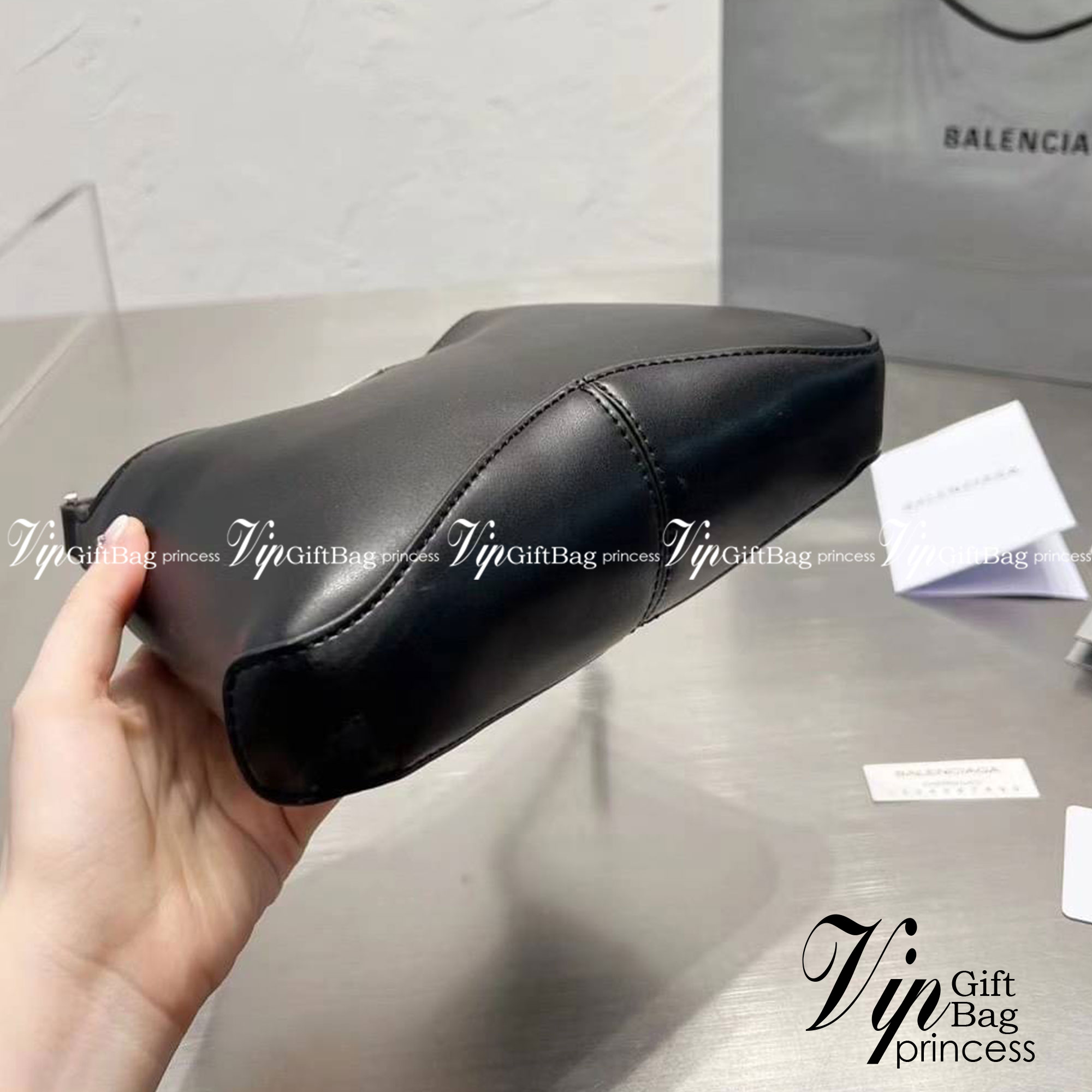 BALENCIAGA xx Small Hobo Bag / BALENCIAGA hobo Bag สุดหรูกับกระเป๋าสะพายทรงโท้ท ไซส์มินิ เรียบหรู ดูแพงมาก สีลูกคุณมากๆ!! ผิวสัมผัสดี ภายในโล่ง จุของได้เยอะ เป็นอีกหนึ่งไอเท็มแนะนำ ที่ไม่อยากให้พลาดเลยจ้า