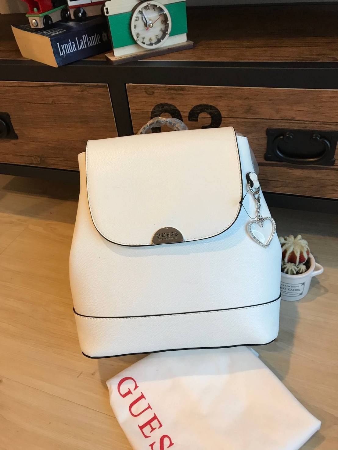 GUESS CASSIA LOGO BACKPACK รุ่นใหม่ชนช้อป!! กระเป๋าเป้สะพายขนาดกลาง ตั้งอยู่ทรงสวย เปิดปิดด้วยกระดุมแม่เหล็ก ขยายปากกระเป๋าได้ด้วยกระดุมทั้ง2ด้าน ภายในบุผ้ามีลายsignatureแบรนด์ มีช่องซิปแยกจากช่องใหญ่ ด้านหลังมีช่องซิปเพิ่มใช้งานได้จริง สายสะพายปรับความยา