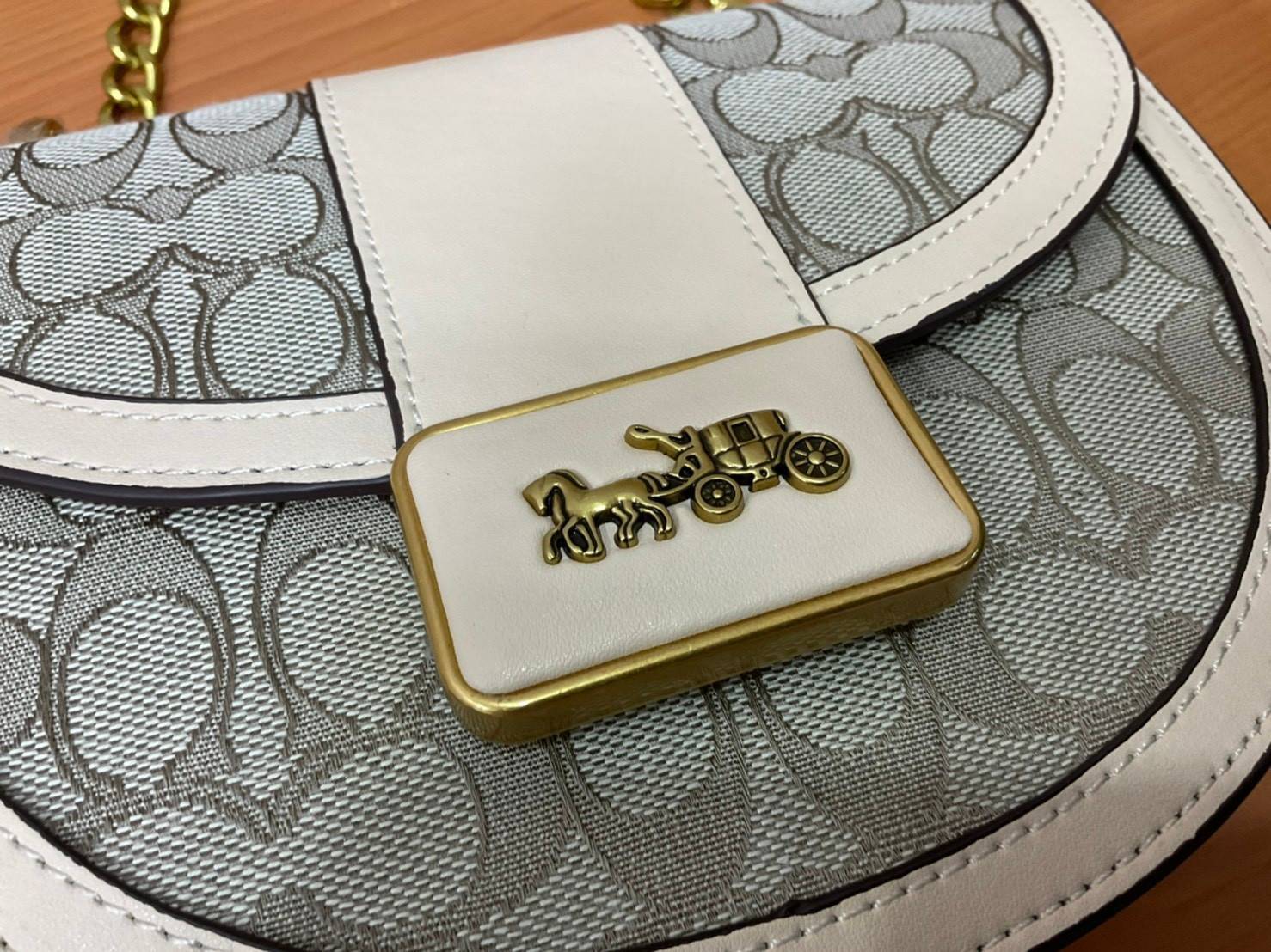 COACH ALIE SADDLE BAG IN SIGNATURE JACQUARD (C4694//C3464) New item!! กระเป๋าสะพายทรง saddle ดีไซน์วินเทจย้อนยุค แฝงความหรูในตัวด้วยอะไหล่สีทองเหลือง โดดเด่นไม่ซ้ำใครแน่นอน วัสดุผ้า jacquard สลับหนังแท้ ภายในเป็นช่องโล่ง มาพร้อมสายสะพายครอสบอดี้ ที่สามารถ