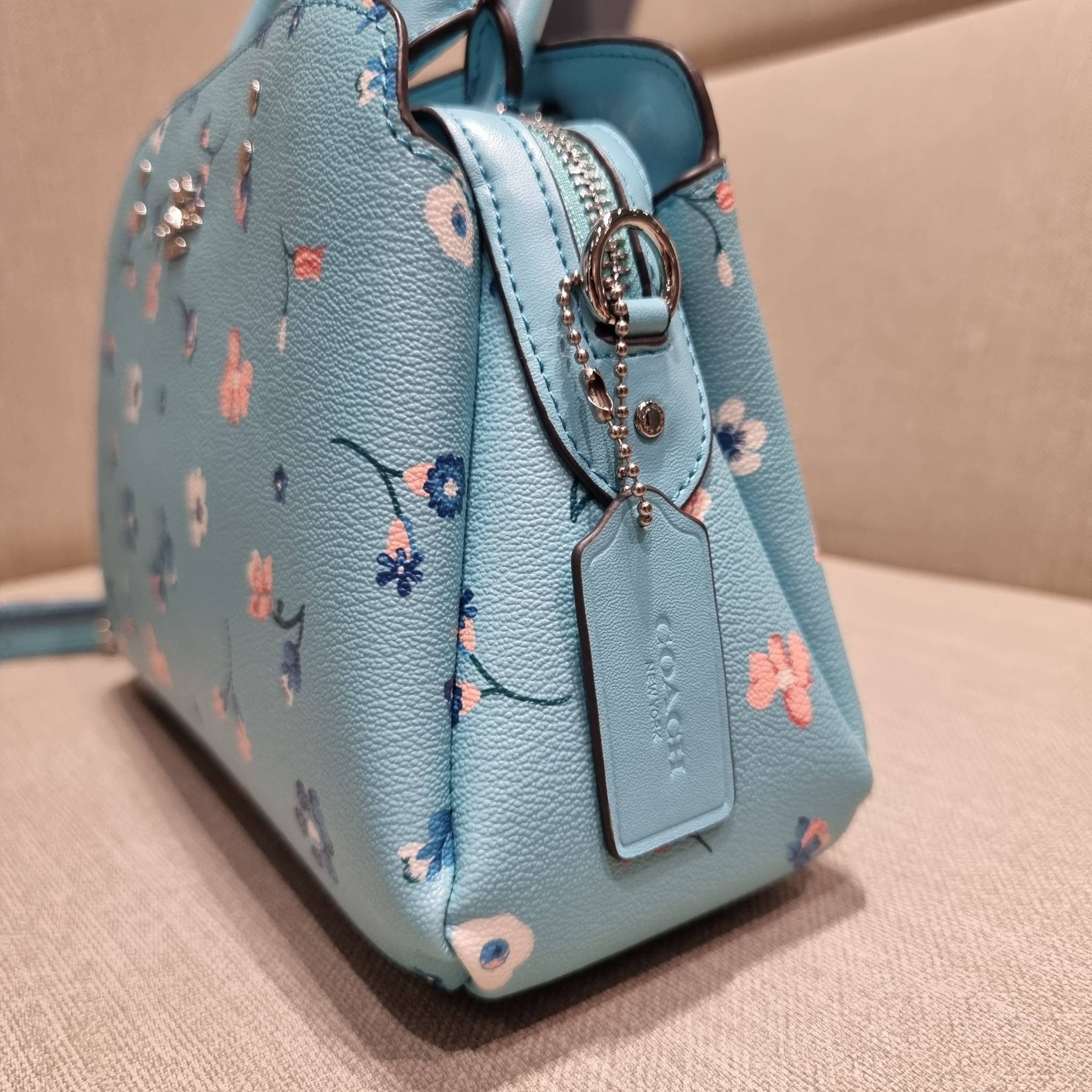 COACH C8216 MINI LILLIE CARRYALL WITH MYSTICAL FLORAL PRINT สีใหม่ล่าสุด กับรุ่นที่สุดของความขายดี คอลยอดฮิตในลวดลายสุดชิค กระเป๋าสะพายทรงสวย ที่ดีไซน์ออกมาให้ใช้งานง่าย สะดวก สวย หรู ดูดี!! วัสดุหนังแคนวาสเคลือบลาย มาพร้อมสายสะพายข้างและหูจับในตัว ถอดออก