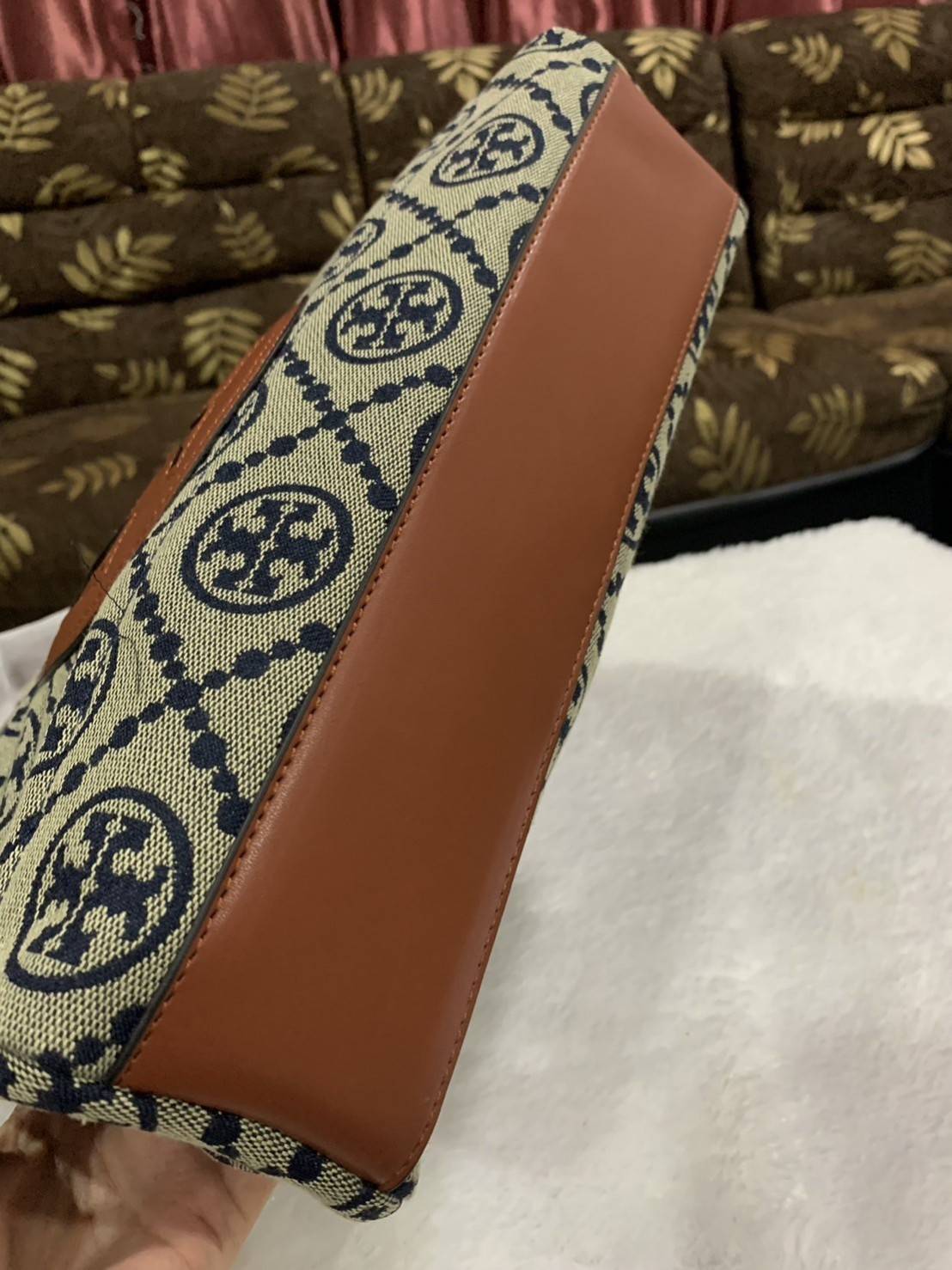 TORY BURCH MONOGRAM TOTE BAG กระเป๋าที่มีเอกลักษณ์เฉพาะตัว วัสดุผ้าแคนวาส Canvas ลวดลายโมโนแกรม เนื้อผ้าหนาสัมผัสนุ่ม โครงสร้างกระเป๋าวัสดุแข็งแรง