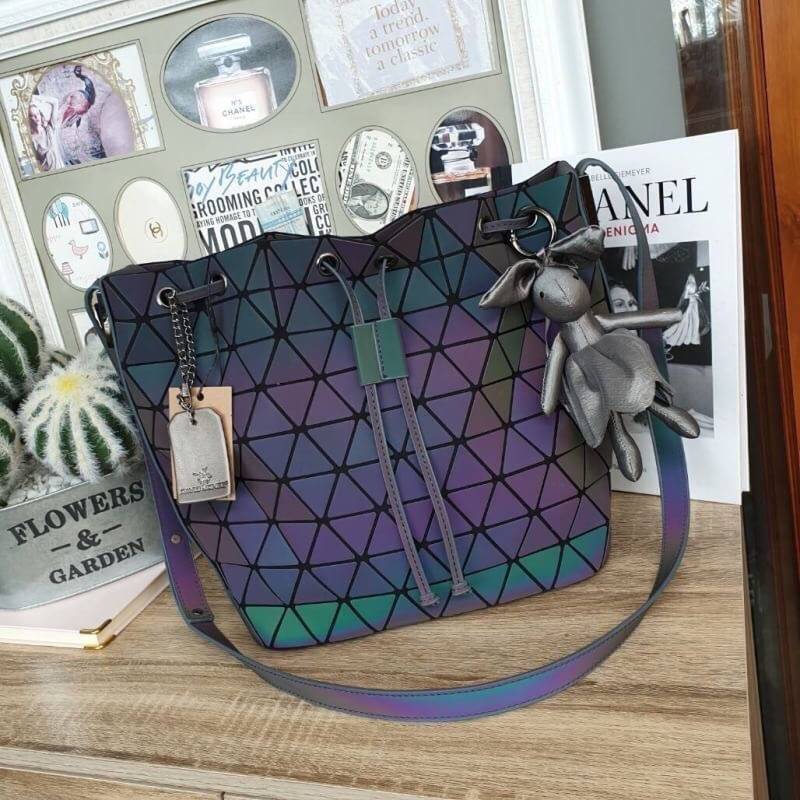 มาใหม่ ทรง Bucket สี Limited edition 🌈🌈 Rainbow color ( สีจะปรับเข้มอ่อนตามความสว่างของแสงค่ะ ) • สว่างมากจะเป็นสี Rainbow สว่างน้อยจะเป็นสีเทาเข้มค่ะ •กระเป๋าทรงสุดฮิตจากแบรนด์ David Jones ใบนี้ มาพร้อมกับน้องกระต่ายสีเข้า set กับกระเป๋าค