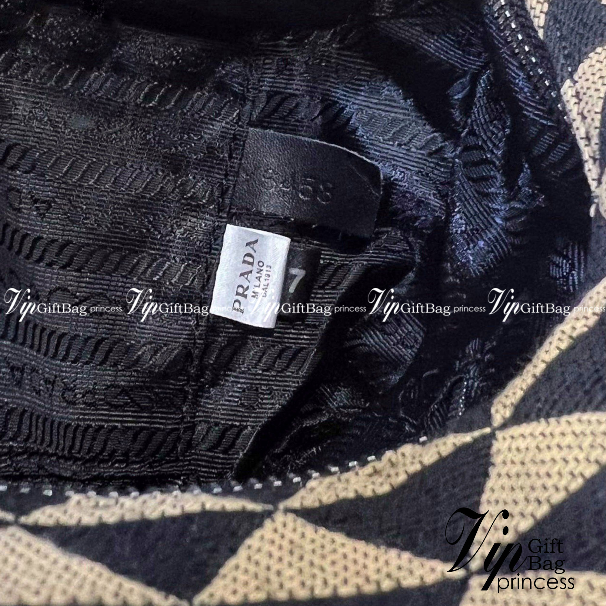 Prada Re-Edition Symbole jacquard Bag กระเป๋าพราด้าสะพายข้าง ลายมาใหม่ อะไหล่สีเงิน แมทง่ายได้ทุกลุค ไอเท็มสุดปัง ที่ฮิตตลอดกาลไม่ว่าจะปีไหนๆ จัดให้ครบทั้งสีขายดีและสีใหม่ล่าสุด ที่สายคุณหนูห้ามพลาด!! กับกระเป๋าสะพายทรงคลาสสิค เหมาะเป็น everyday bag มากๆ 