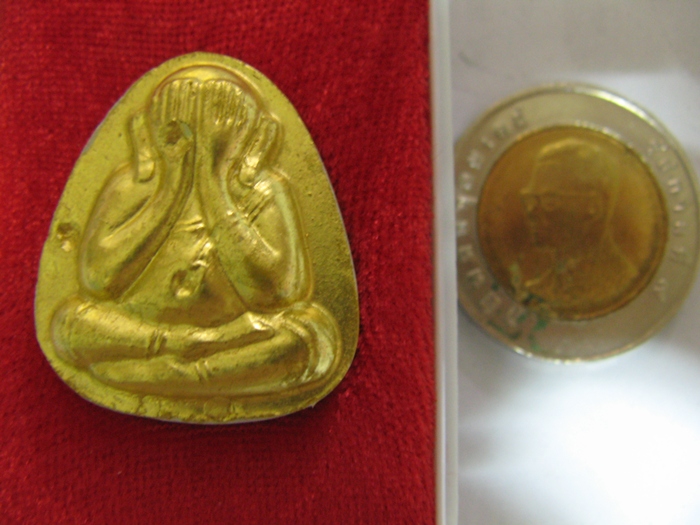 สินค้าหมดค่ะ พระปิดตาเนื้อผงสีทอง หลวงปู่โต๊ะ รุ่น๑๑๑ปี ฝังตะกรุด ๒ ดอก พุทธาภิเศก ๑ มี.ค.๔๑ วัดประดู่ฉิมพลี กทม. พร้อมกล่องเดิมค่ะ