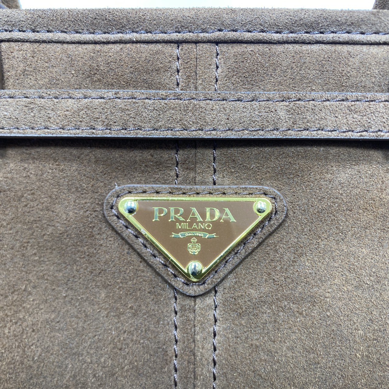 ORI หนังแท้ | Prada Bonnie medium leather handbag 32cm กระเป๋าสะพายทรงโท้ท โดดเด่นด้วยดีไซน์ที่เน้นความประณีตแต่ใช้งานได้จริง หนังเนื้อนุ่มเคลือบเงา เน้นย้ำเสน่ห์อันทันสมัยและใช้งานได้หลากหลาย