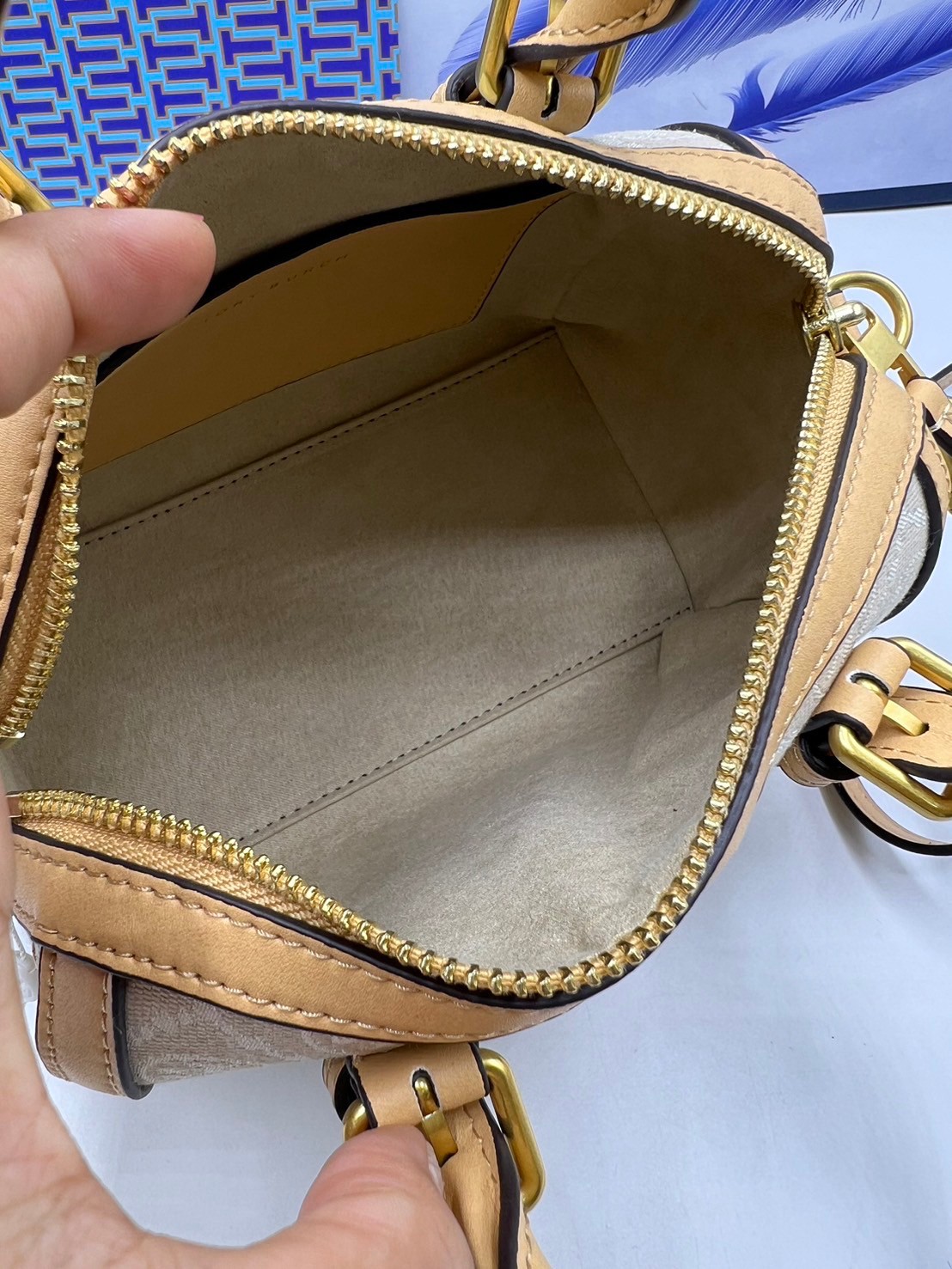 TORY BURCH T MONOGRAM Mini Jacquard Wine Barrel Bag ivory multi heart shape / Tory Boston Bag กระเป๋าทรงหมอนบอสตั้นแต่งหัวใจสีทองสวยหรู น่ารักรุ่นใหม่ล่าสุด เกรดท็อปออริ เทียบแท้ 1:1 เกรดดีสุด ใช้งานต่างประเทศได้