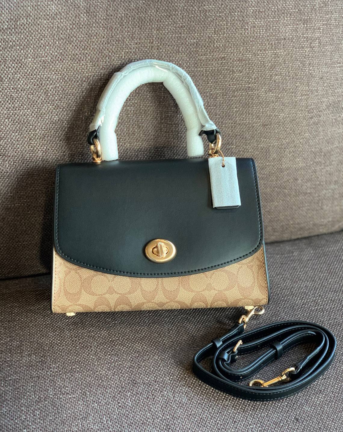 สวย หรู ดูดี รุ่นนี้กัยเลยค่า!! COACH TILLY TOP HANDLE SATCHEL IN SIGNATURE ((76620)) พร้อมส่งความสวย ห้ามพลาดค่ะ! กระเป๋าหิ้ว//คล้องมือ//สะพายข้างได้ ทรงสวย หนังแท้เรียบ+ลายCได้สวยงามค่ะ เปิดปิดกระเป๋าแบบหมุนล็อค ภายในมีช่องหลักใส่ของ2ช่อง สามารถใส่กระเป