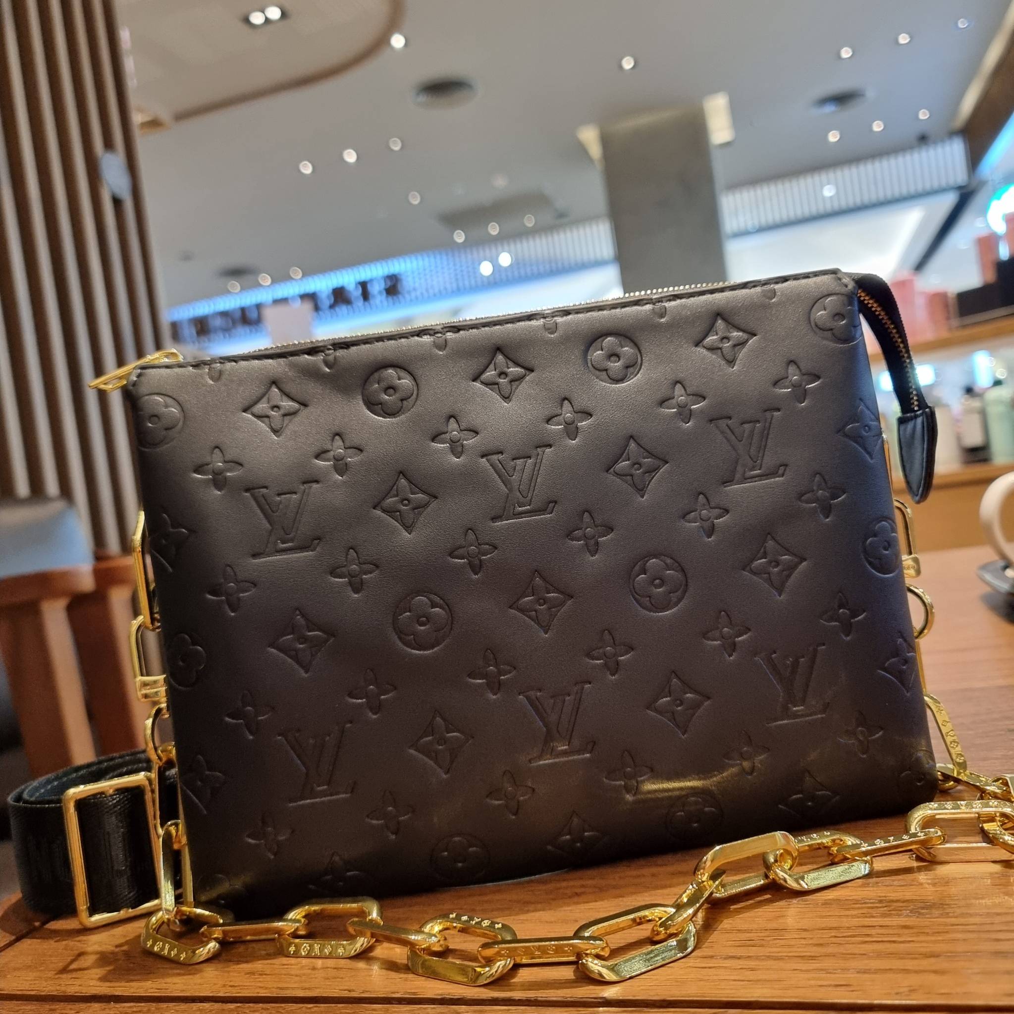 LV HANDLE POUCH MONOGRAM กระเป๋าสะพายกึ่งคลัชท์ สุดล้ำ ใหม่ล่าสุดมาแรงมาก ด้วยความสวยปังตั้งแต่แรกเห็น วัสดุหนังแกะปั๊มลายสวยคม มาพร้อมสาย 2 เส้น เลิศๆ มีสายโซ่ที่มีดีเทลละเอียดไม่ซ้ำ และสายสปอร์ตครอสบอดี้ ที่จะคล้องไว้ทั้งสองเส้นก็ดีงาม หรือสลับใช้ตามลุค