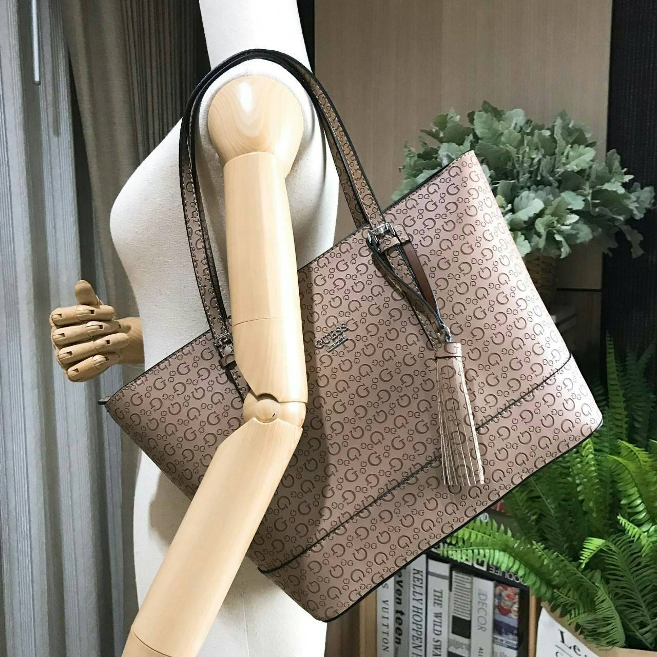 GUESS SINGNATURE SHOPPER BAG (SIZE L) กระเป๋าสะพายรุ่นใหม่ล่าสุดจาก GUESS FACTORY หนังสวยอยู่ทรงปั้มลาย Singnature Brand รอบใบ ด้านหน้าประดับโลโก้แบรนด์ ด้านหลังมีช่องใส่ของ หูหิ้วสะพายไหล่ได้สามารถเลื่อนปรับระดับได้ พร้อมประดับพู่หนังห้อยที่หูกระเป๋าดูมี