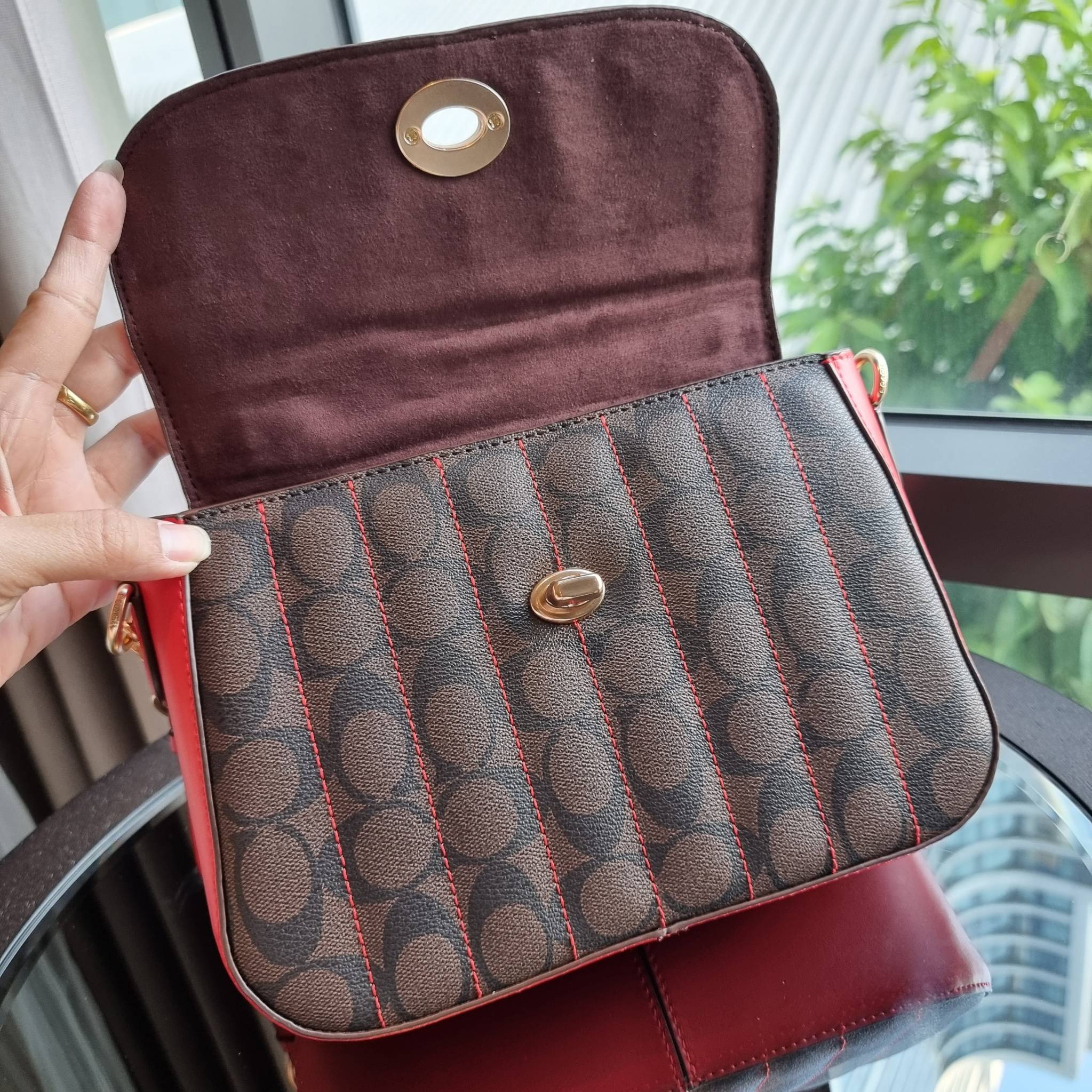OUTLET 】COACH C5645 MARLIE TOP HANDLE SATCHEL IN SIGNATURE CANVAS WITH QUILTING ดีไซน์ใหม่ กระเป๋าถือ/สะพายข้าง ออกแบบมาไม่เหมือนใคร โดดเด่นด้วยการเย็บบุหนัง โชว์ดีเทลลายเส้น ตกแต่งโลโก้ด้านข้างอะไหล่ทอง วัสดุหนังแคนวาสสลับหนังแท้ เปิด-ปิดด้วยตัวล็อคแน่นห