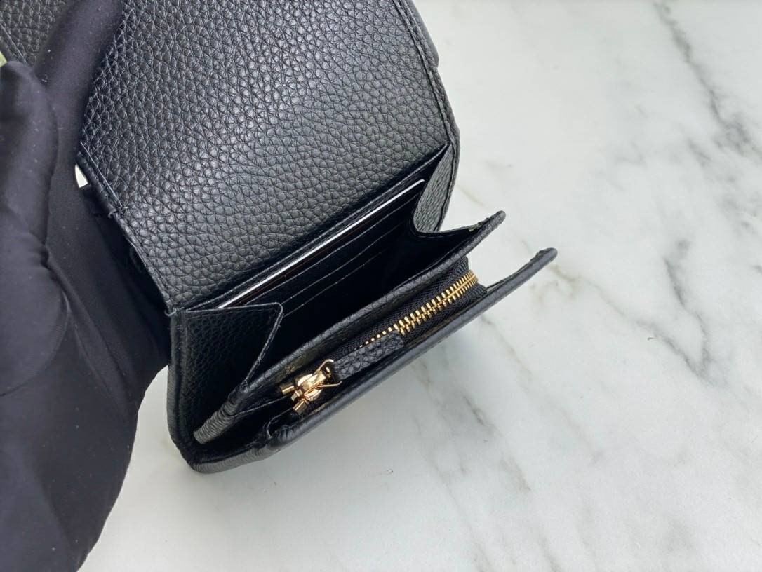 VIP 】Gucci small wallet 3 พับ มีช่องซิปใส่เหรียญ น่ารักมาก งานหนังแท้ รุ่นพิเศษครบเซ็ท ราคาคุ้มที่สุด ต้อนรับปีแห่งความปัง!! เอ็กซ์คลูซีฟมาก!!