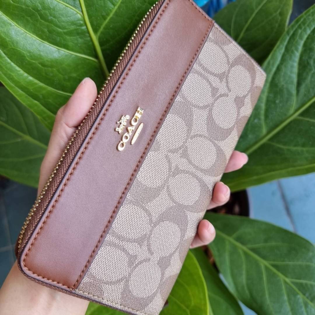 COACH F76873 ACCORDION ZIP WALLET IN SIGNATURE CANVAS Best seller กระเป๋าสตางค์รุ่นคลาสสิค ซิกเนเจอร์ของแบรนด์ ที่ขายดีตลอดกาล วัสดุหนังแคนวาสเคลือบสลับหนังแท้ เปิด-ปิดด้วยซิปรอบ รูดใช้งานง่าย ใส่บัตรได้ มีช่องซิปใส่เหรียญ ใส่มือถือได้ พกใบนี้ใบเดียวเอาอย