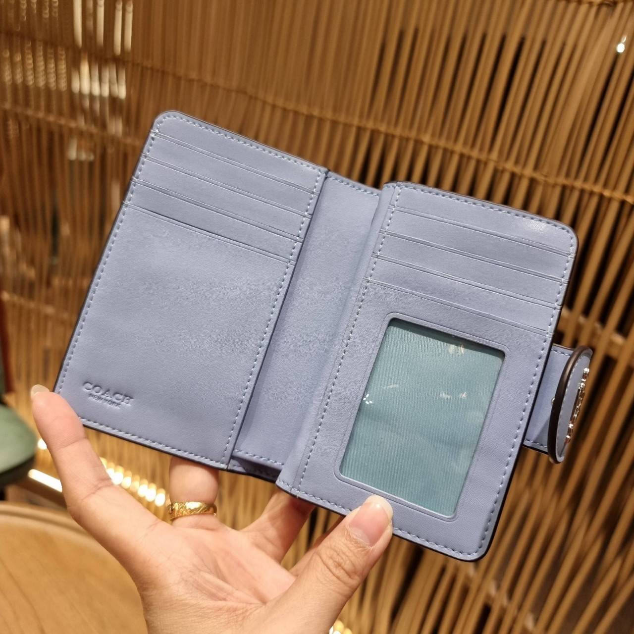 COACH C0082 MEDIUM CORNER ZIP WALLET IN SIGNATURE CANVAS ดีไซน์ใหม่ล่าสุด!! กระเป๋าสตางค์ใบกลาง 👛 ขนาดกำลังเหมาะมือ วัสดุหนังแคนวาสเคลือบลาย ดูแลรักษาง่าย มีช่องใส่บัตรและธนบัตรครบ และช่องซิปแยกไว้ใส่เหรียญ ครบเซ็ทแบบนี้เหมาะส่งต่อเป็นของขวัญที่สุ