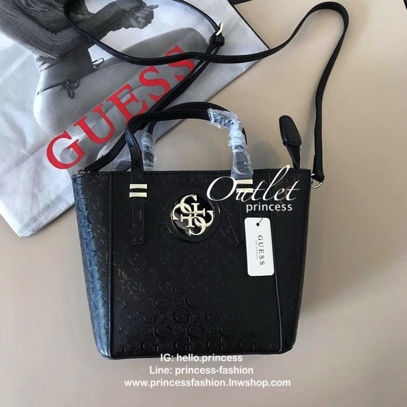 GUESS MINI CROSS BODY BAG กระเป๋าถือหรือสะพายรุ่นฮิตจาก GUESS FACTORY วัสดุ หนังแก้ว คุณภาพดี นิ่ม น้ำหนักเบา ด้านหน้าประดับด้วยโลโก้แบรนด์สุดหรู เปิดปิดกระเป๋าด้วยซิปสะดวกใช้ ด้านในโล่งกว้าง ซับในลายแบรนด์ สายสะพายยาวปรับได้ฟรีไซร์ ยาวสุด57cm. หูหิ้วปรับ