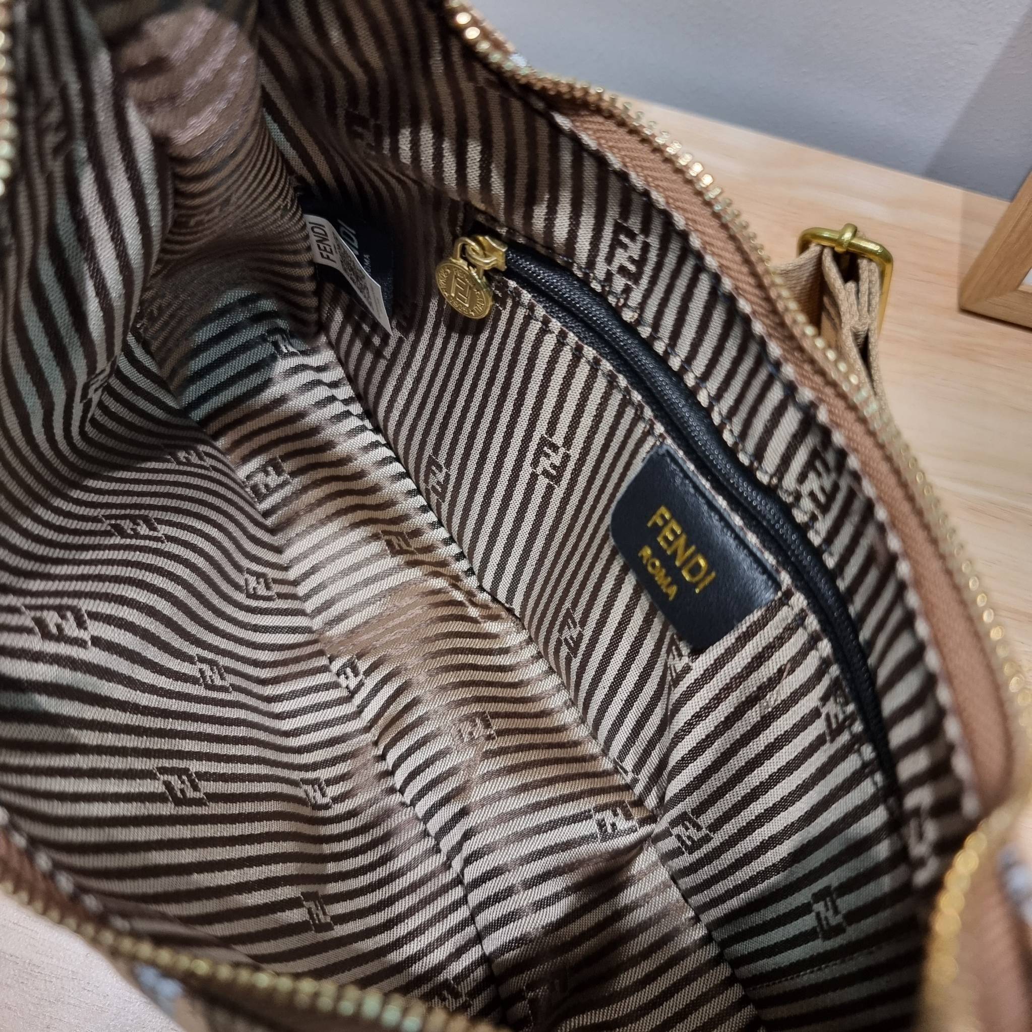 Fendigraphy Small FF fabric bag / FENDI HOBO / FENDI MONOGRAM CROSSBODY HOBO BAG กระเป๋าสะพายข้างใหม่ล่าสุด ดีไซน์ลวดลายรอบใบ มี texture โดดเด่นน่าใช้ ดูหรูและคลาสสิคในตัว