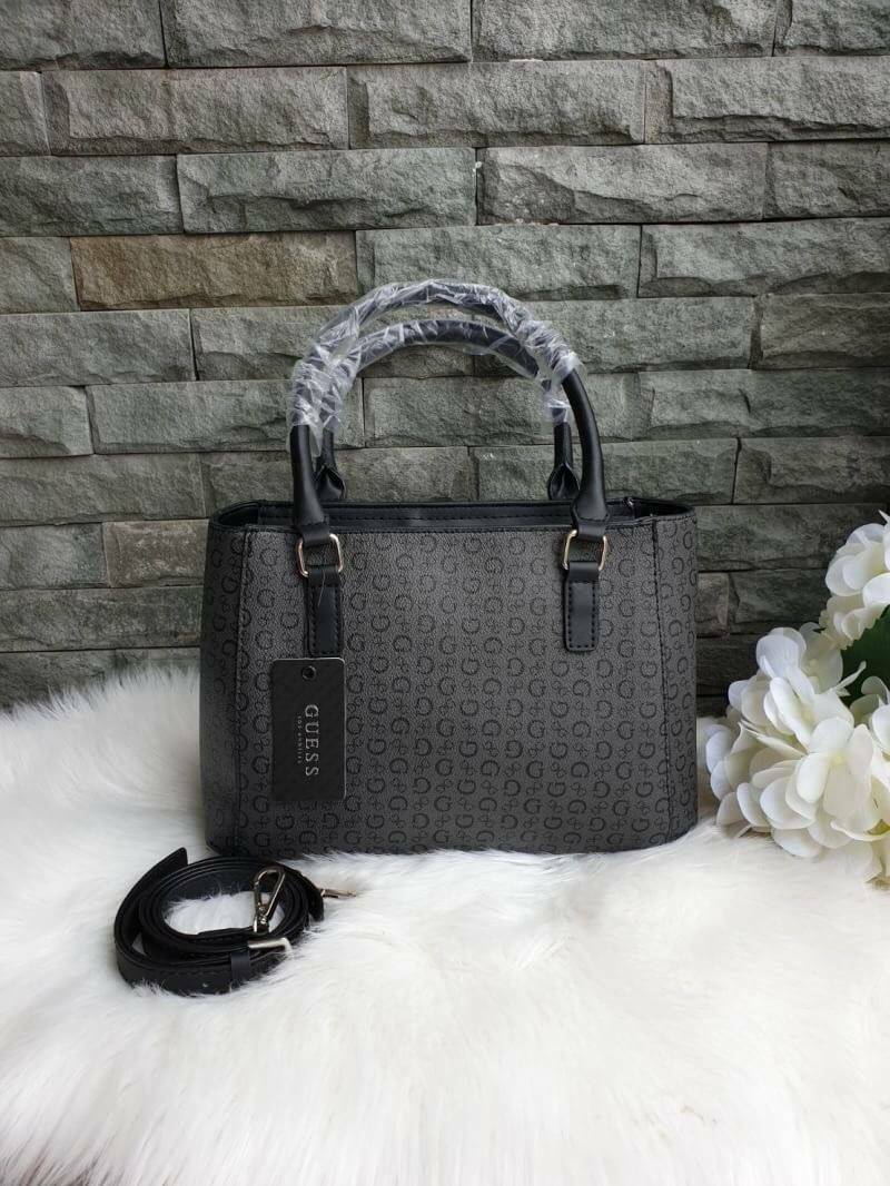 GUESS G LOGO PRINT TOTE BAG กระเป๋าถือหรือสะพายรุ่นใหม่ล่าสุดจาก GUESS FACTORY รุ่นยอดนิยม สวยอย่างมีสไตล์ สีสวยคลาสสิก รุ่นนี้มีการพิมพ์ลายโลโก้ รอบใบ หนัง faux-saffiano หนังคุณภาพดี ตั้งอยู่ทรง น้ำหนักเบา ประดับด้วยโลโก้แบรนด์อะไหล่เงิน สวยโดดเด่นที่กระ