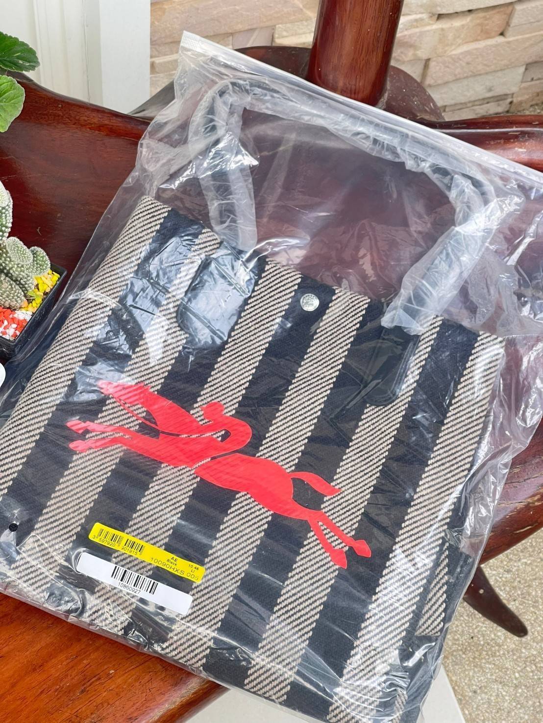 Longchamp Essential Stripes shoulder bag อีกหนึ่งคอลเลคชั่นสำหรับใครที่ต้องการกระเป๋าแบบใช้งานได้ในหลาย ๆ โอกาส การเลือกกระเป๋าขนาดเล็กย่อมไม่สะดวกและไม่ครอบคลุมต่อการใช้สอยอย่างแน่นอน Longchamp รุ่นนี้สามารถตอบโจทย์ ในการใช้งานที่หลากหลายขึ้น เพราะบางครั