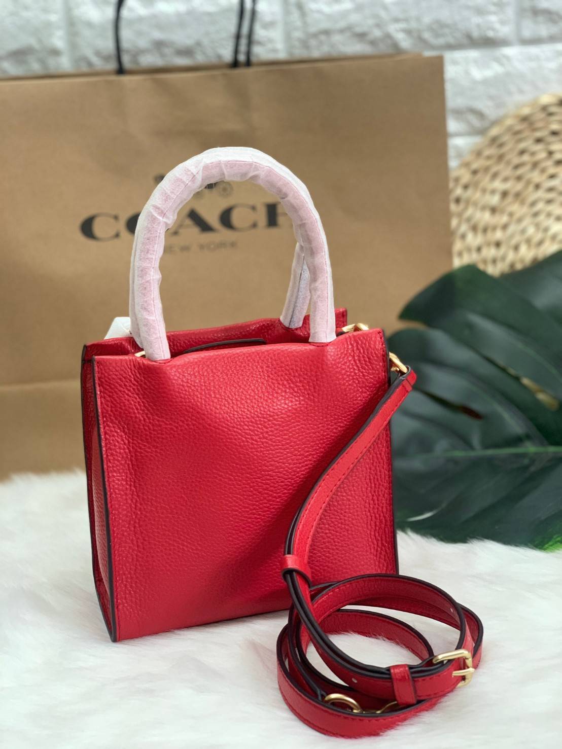 COACH MINI CALLY CROSSBODY IN SIGNATURE ((3599, 2184, 5693, 2134, 2183)) พร้อมส่งที่ไทยทันที! กระเป๋าสะพายครอสบอดี้ร์ กระเป๋าครอสบอดี้โท้ทมินิไซส์ รุ่นใหม่สุดฮอต!! ใบจริงคือน่ารักม้ากกกก!! สวยอยู่ทรง น่ารักน่าใช้ ทรงTote ปากกระเป๋าเปิดปิดแบบแม่เหล็ก ภายใน