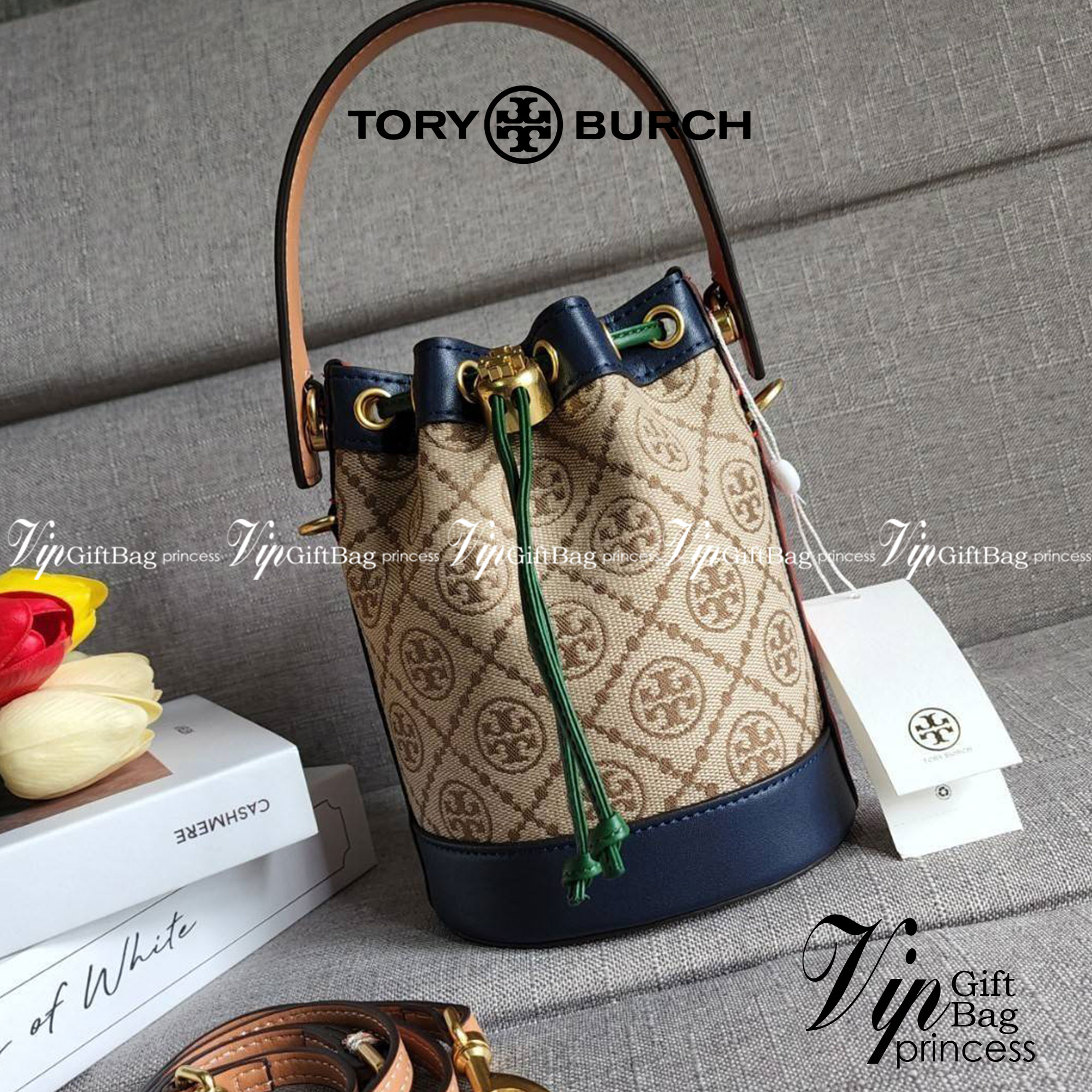 TORY BURCH T MONOGRAM COLORBlOCK JACQUARD MINI BUCKET BAG คอลเลคชั่นใหม่ล่าสุด ครอบครองก่อนใคร รุ่นบัคเก็ตทรงจีบ วัสดุ jacquard สลับหนังแท้ ตัดขอบข้างสีแดงทำให้ดูโดดเด่น หูจับหนังแท้ เปิด ปิด แบบหูรูด ภายในช่องโล่งกว้าง มาพร้อมสายสะพายข้างหนังแท้ ปรับระดั