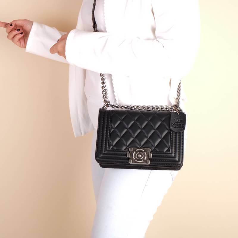 รุ่นขายดีที่สุด!!!! KEEP Quited Boy Bag กระเป๋า ทรง boy style KEEP LOOK Cool มากๆ เลยน๊าใบนี้ ไม่มีถือว่า Out มากๆ 💘ตัวกระเป๋าอยู่ทรง ทำจากหนังแกะสังเคราะห์นิ่ม-ตึงสวย สายโซ่ มีที่รองไหล่ สะพายสบายคะ สายปรับ สั้น ยาวได้คะ ใบนี้ ไม่ต้องพูดถึงความสว