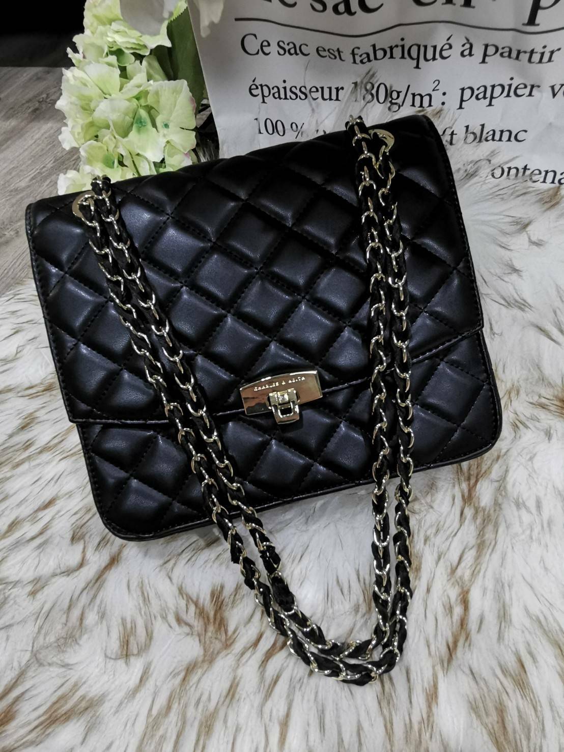 CHARLES & KIETH DETAIL CROSSBODY BAG กระเป๋าสะพายทรงเหลี่ยมดีไซน์สวยหรูคลาสสิควัสดุหนังนิ่มลายตารางอยู่ทรงสไตล์ Chanel เปิดปิดด้วยตัวล๊อคแบบพับอะไหล่ทองปั้มโลโก้ด้านหน้าสวยดูดี พร้อมสายสะพายโซ่ร้อยหนังสามารถสะพายไหล่หรือ Crossbody ก็ดูดี ภายในมีโลโก้และหน