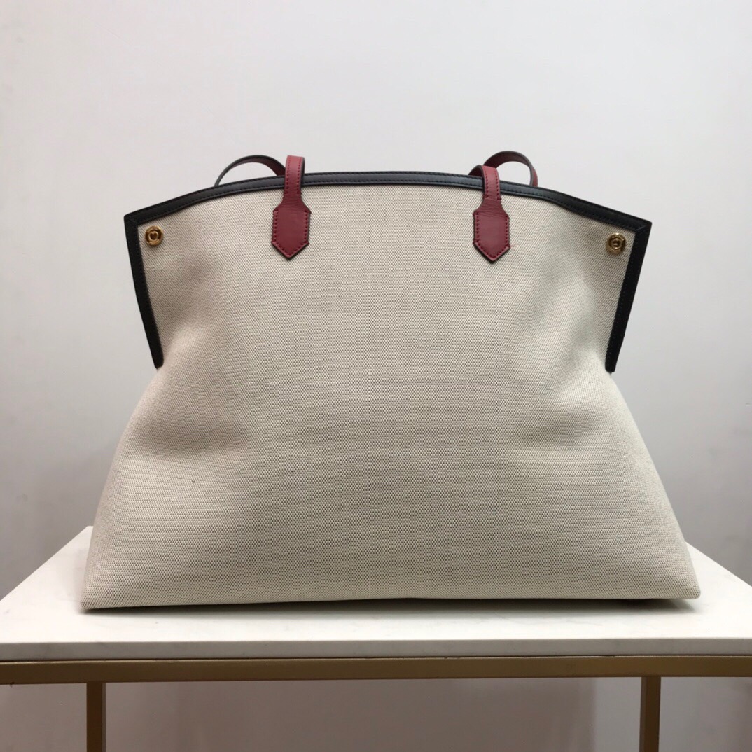 VIP 🥂 Burberry tote bag / BURBERRY FRAGRANCES TOTE BAG กระเป๋าสะพายทรงโท้ทผ้าแคนวาส ตัดขอบหนัง การตัดเย็บเดินด้ายสวยงามเลอร์ค่ามาก ดีไซน์สวย ทรงหรูดูไฮ รุ่นหายาก เป็นอีกหนึ่งรุ่นที่ดาราเซเลป ใช้กันเยอะมาก ประดับกระดุมแบรนด์สีทอง ที่มุมปากกระเป๋าทั