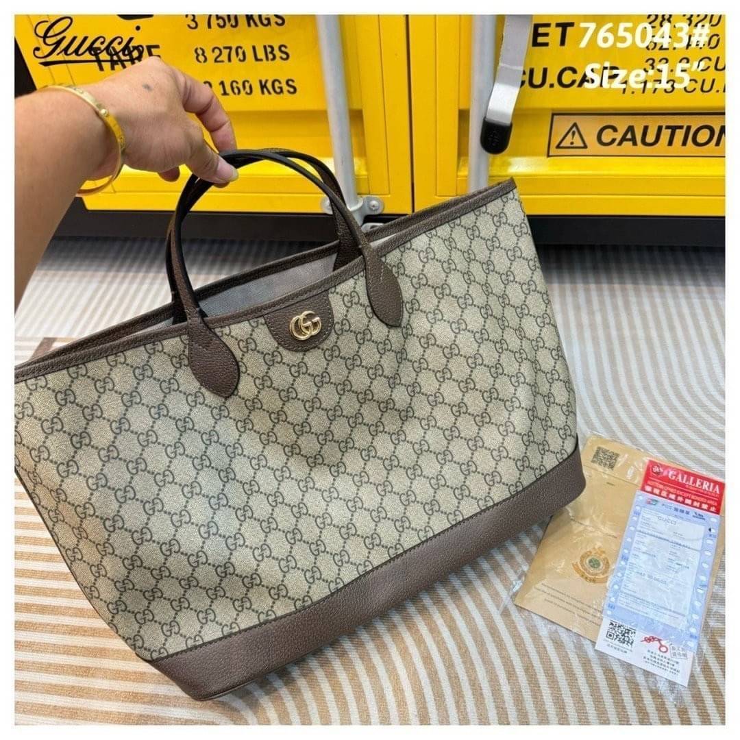 GUCCI Ophidia medium tote bag กระเป๋าทรงโท้ทรุ่นยอดนิยม สวยคลาสสิคตามฉบับแบรนด์ ไซส์กลางใช้งานง่าย ด้านในกระเป๋ากว้างมาก จุของได้สบายๆ ไม่ใช่แค่สวยแถมยังใช้ประโยชน์ได้เต็มที่ แบบนี้คุ้มค่าที่สุดแล้ว สะพายไปเที่ยว short vacation ได้สบายๆ ราคาน่ารักและจับต้