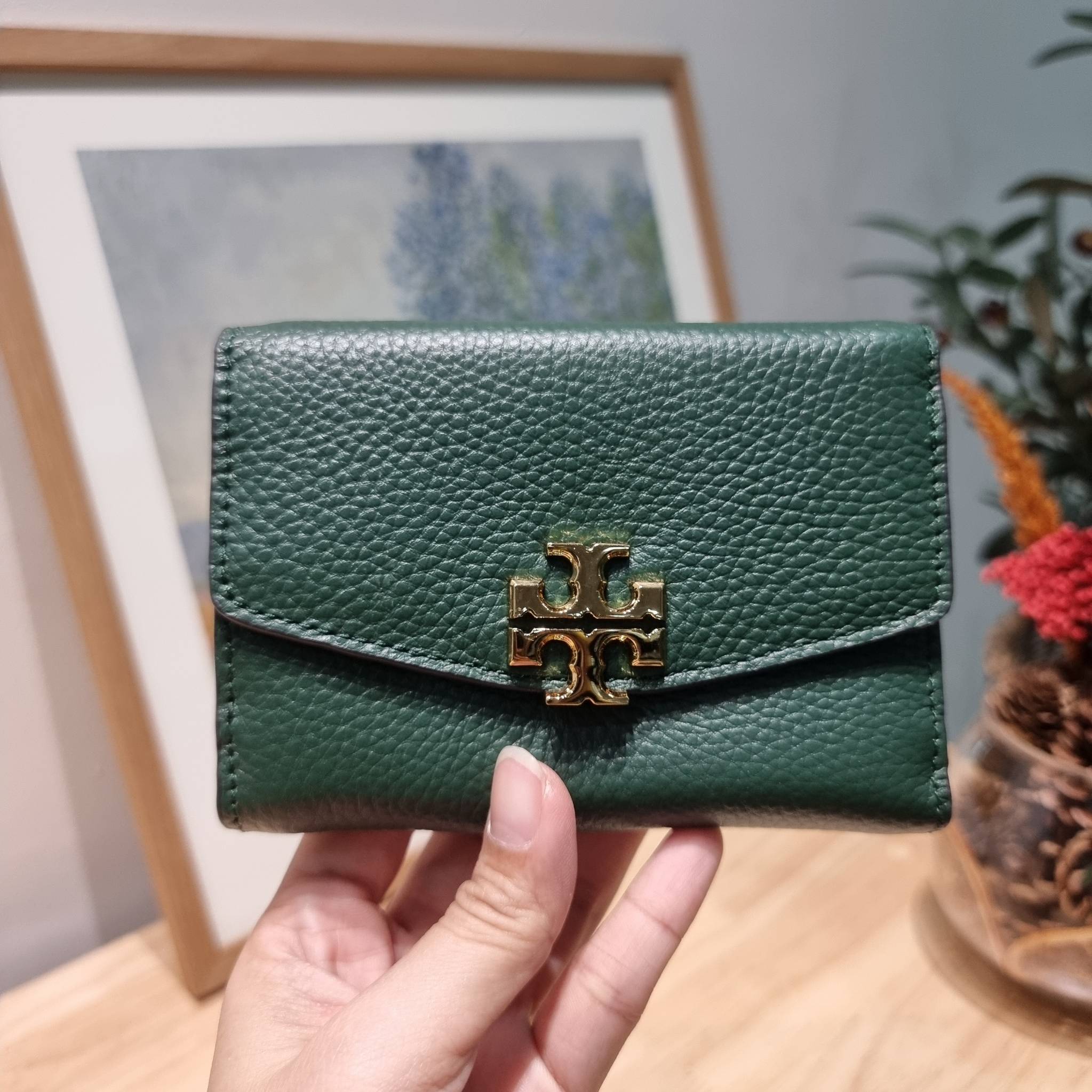TORY BURCH KIRA MIXED MATERIALS MEDIUM FLAP WALLET กระเป๋าสตางค์ใบกลาง รุ่นยอดนิยม ดูหรูหรา ดูแพง ดีไซน์คลาสสิค ขนาดกำลังพอเหมาะ