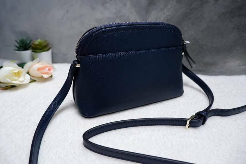 Katespade Crossbody Bag ด้านหน้าติดโลหะชื่อแบรนด์อะไหล่สีทอง เปิดปิดด้วยช่องซิป ด้านในเป็นช่องใส่สิ่งของ และมีป้ายหนังปั๊มโลโก้แบรนด์ ผ้าบุเป็นลายแบรนด์อีกด้วย รุ่นนี้มาพร้อมสายสะพายยาวปรับระดับได้ ทรงนี้สะพายกี่ทีก้อไม่มี out นะจ้ะสาวๆ