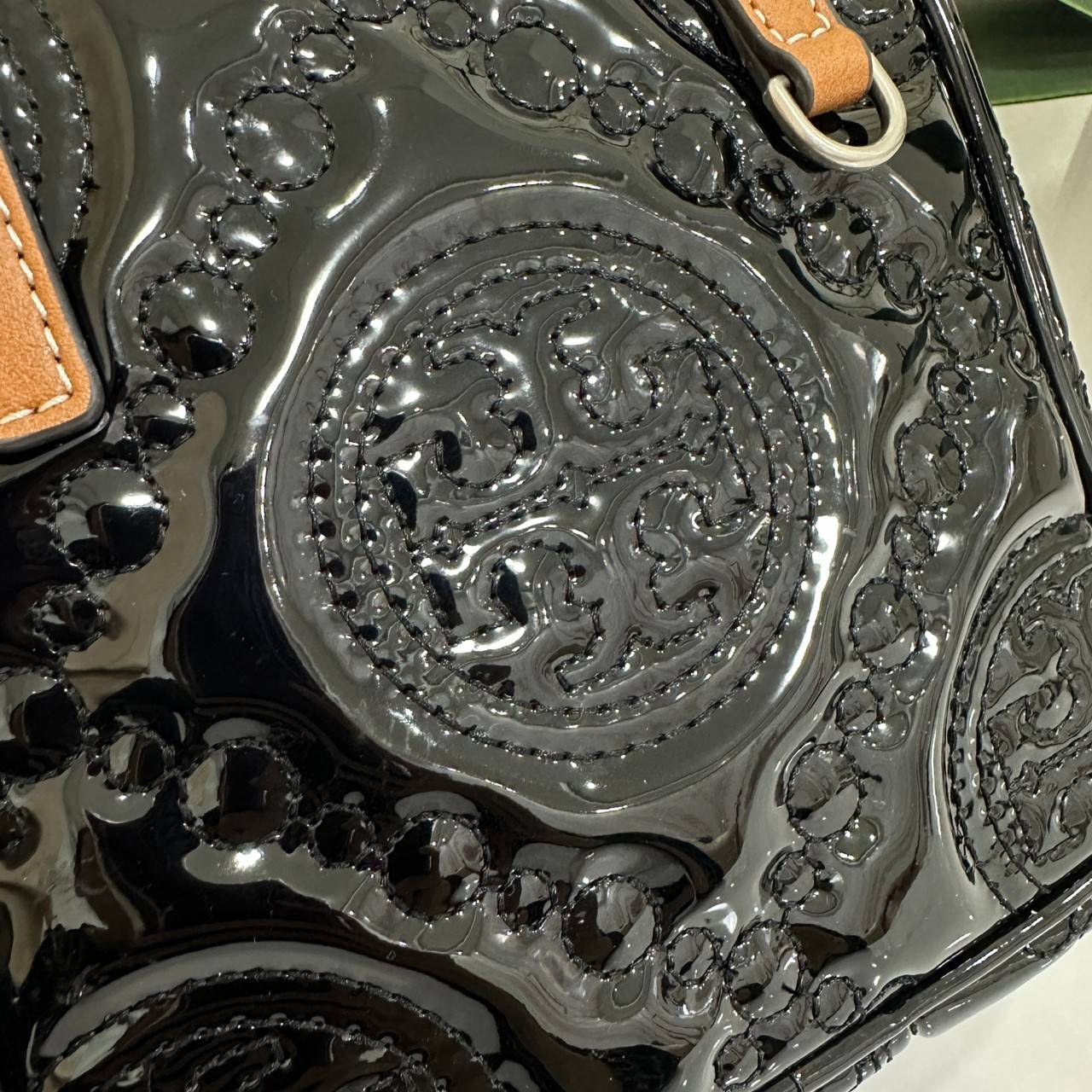 Tory Burch T Monogram Embroidered Patent Cube คอลเลคชั่นใหม่ รุ่นลิมิเต็ดรูปทรงใหม่ T Monogram สุดcube วัสดุหนังแท้ เปิด-ปิดด้วยซิป ภายในกว้าง มีช่องแยก 1 ช่อง สามารถใส่โทรศัพท์มือถือได้ทุกรุ่น สามารถถือหิ้วหรือสะพายได้ สายสามารถถอดและปรับระดับได้คะ