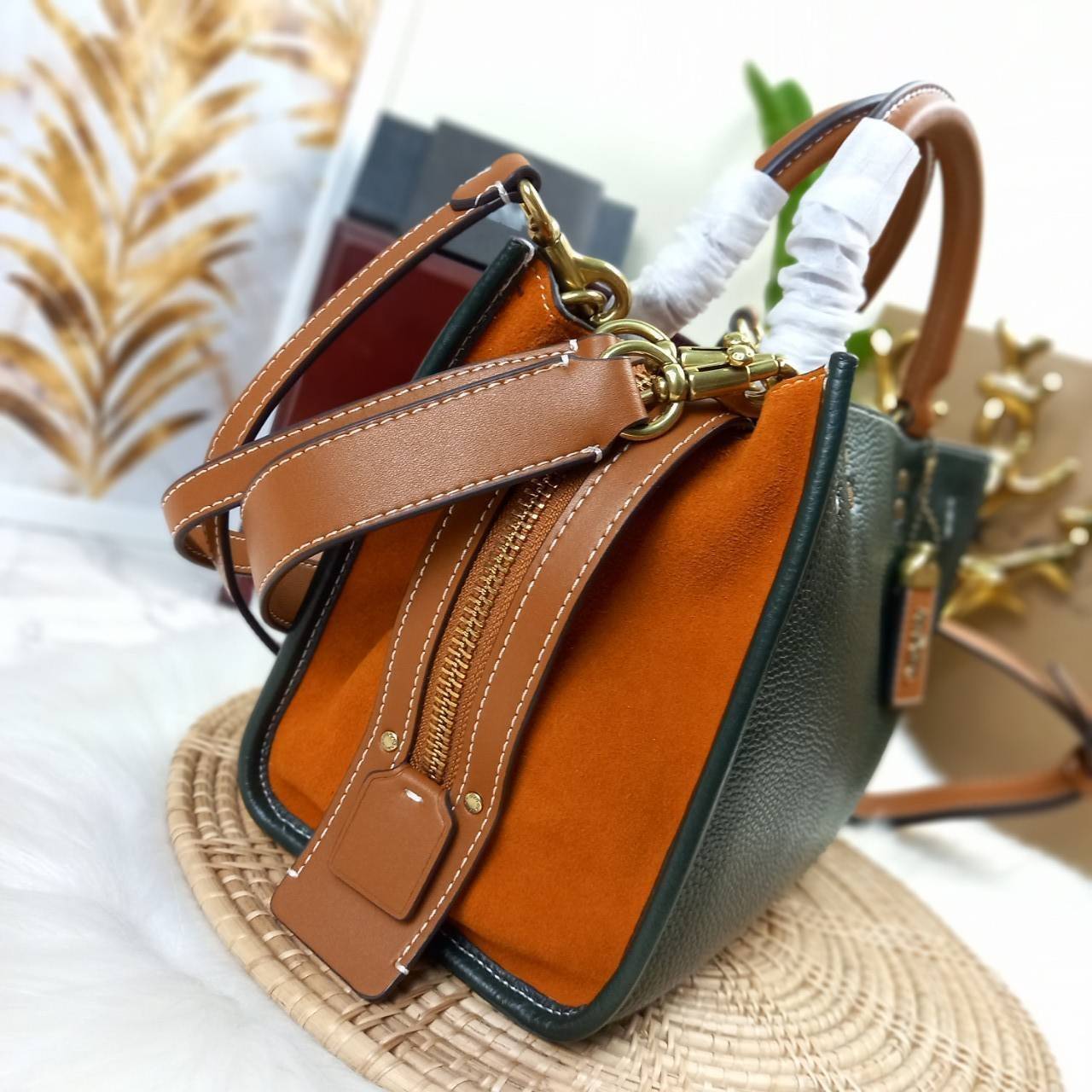 OUTLET 】COACH ROGUE 25 IN COLORBLOCK (C5575) ที่สุดแห่งความหรูหรา สุดคลาสสิค 🌺กระเป๋าหนังแท้คุณภาพเยี่ยม สัมผัสนิ่มละมุนจนต้องหลงรัก ด้านข้างเพิ่มความสวยเก๋ด้วยหนังกลับ อยู่ทรงสุดสวย น่าใช้ น่ามอง จนใครๆต้องเหลียวหลังตาม//ด้านในมี 2 ช่องกว้าง กับอ