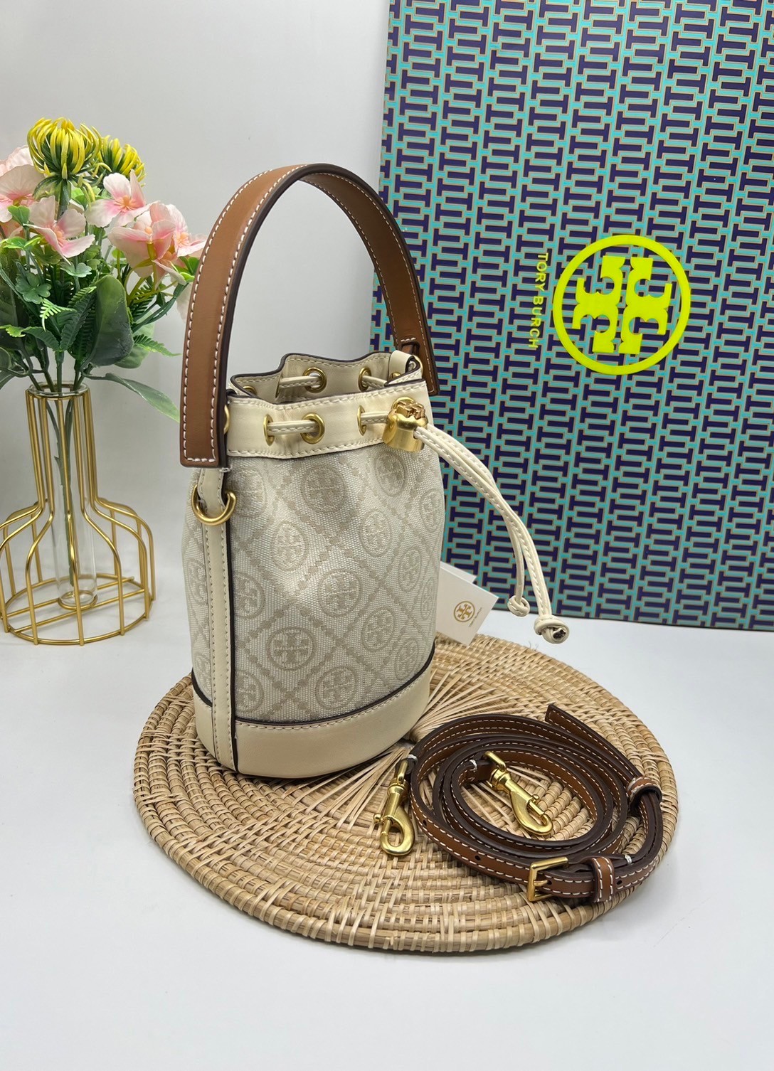 TORY BURCH Mini T Monogram Bucket Bag / Tory Mini Bucket Bag กระเป๋าทรงบัคเก็ต ไซส์มินิสุดคลาสสิก กระเป๋าทรงขนมจีบ