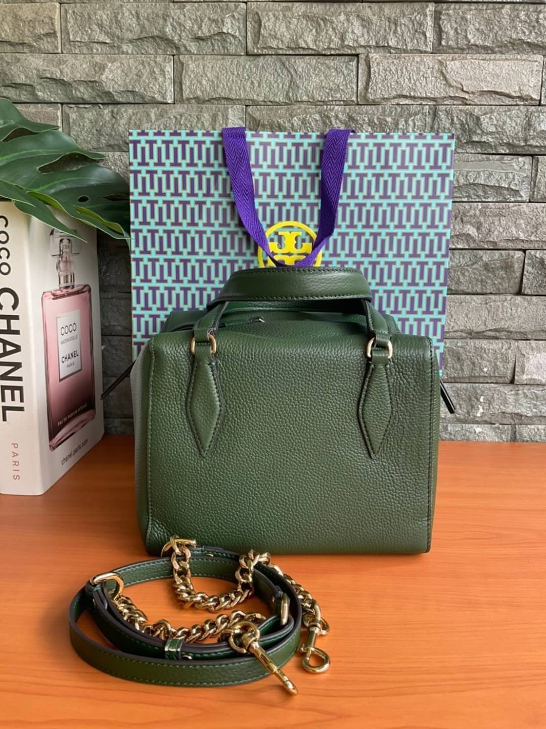 TORY BURCH KIRA PEBBLED SATCHEL BAG รุ่น 74650 กระเป๋าสะพาย Crossbody หนัง togo อะไหล่ทอง ทรงสวยสุดฮิต เป็นรูปทรงใหม่ มาแรงที่สุดในตอนนี้!! สัมผัสนุ่มมือ ตั้งอยู่ทรง ออกแบบเก๋ไก๋ สามารถปรับใช้ได้ 2 แบบ ไม่เหมือนใคร เปิดปิดด้วยซิป ภายในบุผ้าอย่างดี ช่องหลั