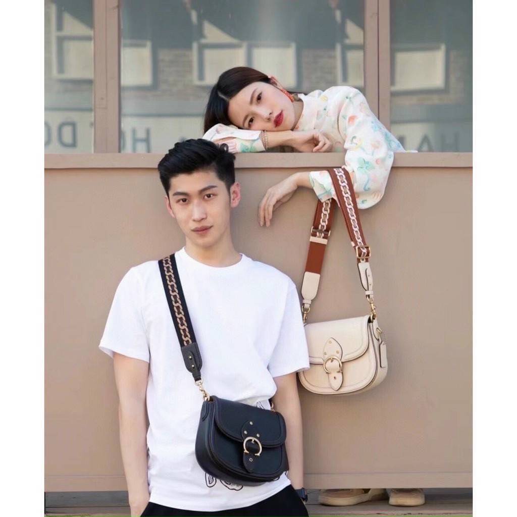 COACH C0749 BEAT SADDLE BAG The best item! ที่สาวๆรอคอย! ฮอตไฟลุก! สีหายาก ละมุนคุณหนู คอลเลคชั่นใหม่ ดีไซน์หรูหรา พิเศษมากๆมาพร้อมสายสะพาย 2 เส้น ใช้คู่กันหรือแยกสะพายก็สวยครบสูตร กระเป๋าสะพายทรง saddle คลาสสิค วัสดุหนัง glove-tanned ทนทาน เปิด-ปิดด้วยกร