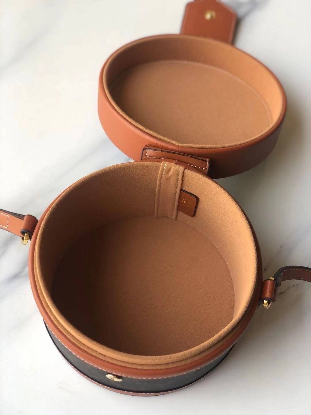 CELINE MEDIUM TAMBOUR IN SMOOTH CALFSKIN BAG กระเป๋าทรงกลมสวยหรูอยู่ทรงเปิดปิดด้วยฝาปิดกระดุมโลโก้แบรนด์ ภายในโล่ง