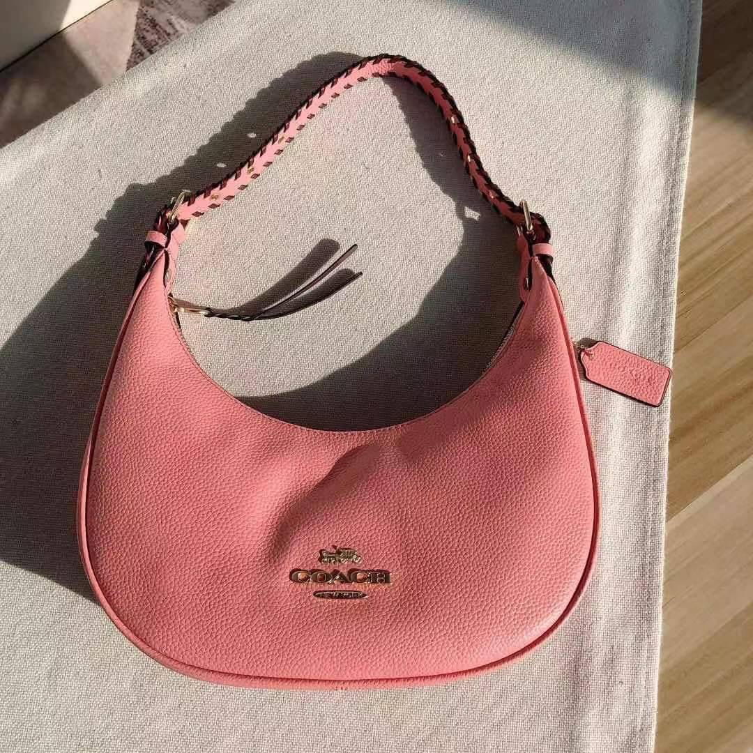 COACH BAILEY HOBO WITH WHIPSTITCH ((C4108//C1322)) พร้อมส่งที่ไทย!! สวยจริงไม่จกตาแน่นอนค่าา กระเป๋าทรงโค้ง ใช้แบบหิ้วหรือคล้องไหล่ก็ดูดี ใช้วัสดุหนังแท้ชั้นดี หนังสวยมากๆค่ะ ด้านหน้าใช้อะไหล่แบรนด์ตัวใหญ่ หรู ดูสะดุดตามีเดียว