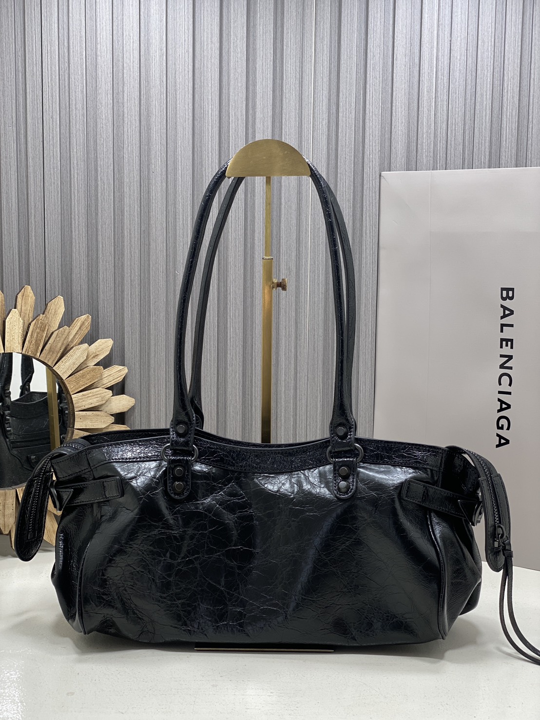 ORI หนังแท้ | Balenciaga Le City Bag East-west Bag กระเป๋าถือ/สะพายข้างทรงยาวดีไซน์โดดเด่นสวยเท่ล้ำสมัย ที่สุดแห่งความไอคอนิกไม่เหมือนใคร มีกิมมิคและลูกเล่นแพรวพราว
