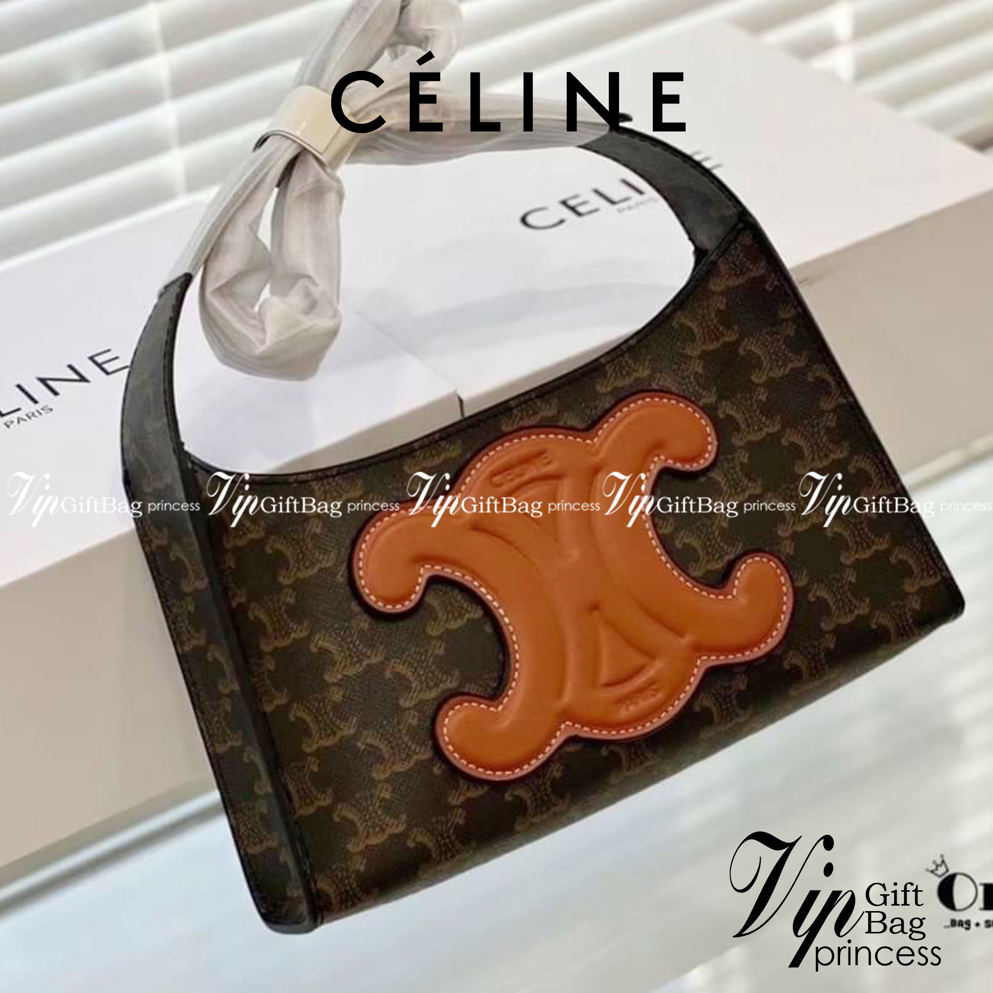 CELINE TRIOMPHE SHOULDER BAG กระเป๋าสะพายไหล่ดีไซน์เรียบหรูและดูทันสมัย ให้คุณเลือกสะพายในชีวิตประจำวันเข้ากับการแต่งตัวสบาย ๆ หรือจะสะพายออกงานปาร์ตี้สังสรรค์ก็ช่วยให้คุณดูโดดเด่น มีรูปทรงที่ดูแข็งแรงจึงไม่เสียรูปทรงแม้ใส่ของจำนวนมากก็ตาม รุ่นใหม่ ซิปบน 