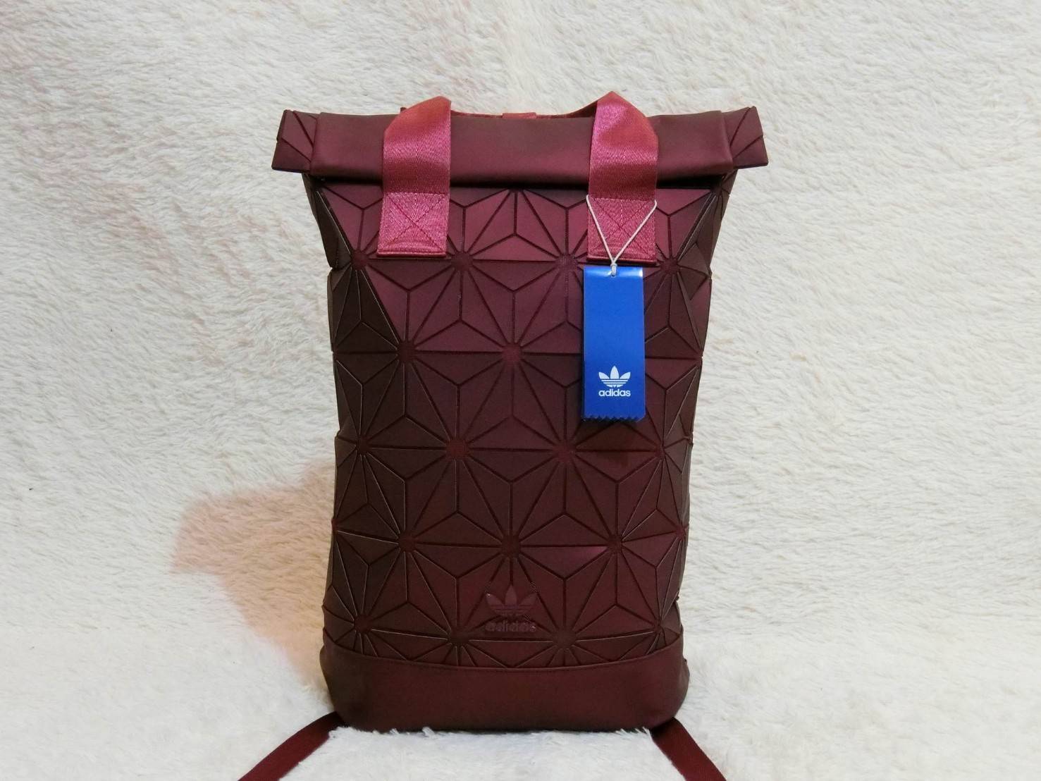 Adisas Originals BP Roll Top 3D Mesh 2017 Backpack Bag DH0100 กระเป๋าเป้สะพายหลัง ดีไซน์แบบ 3 มิติ วัสดุ polyurethane สีดำด้าน โดยใช้ลูกเล่นของเหลี่ยม และมุมเชื่อมเข้าหากัน การออกแบบกระเป๋าเป็นเหมือนถุงทรงสูง ส่วนปากกระเป๋า เปิดปิดแบบตีนตุ๊กแก ม้วนพับ และ