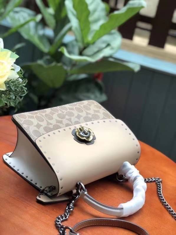 Coach Parker Top Handle In Signature Canvas With Rivet สินค้าใหม่ทรงน่ารัก ใช้แล้วดูแพงมากกก มีช่องใส่ขนาดกว้าง ใส่ของได้จำนวนมาก แถมยังสามารถถือเก๋ๆ แบบคุณนาย หรือสะพายเป็น crossbody ก็ได้ โดดเด่นด้วยลายsignature coach ใครยังไม่มีห้ามพลาดดดเลยนะ ของสวยจร