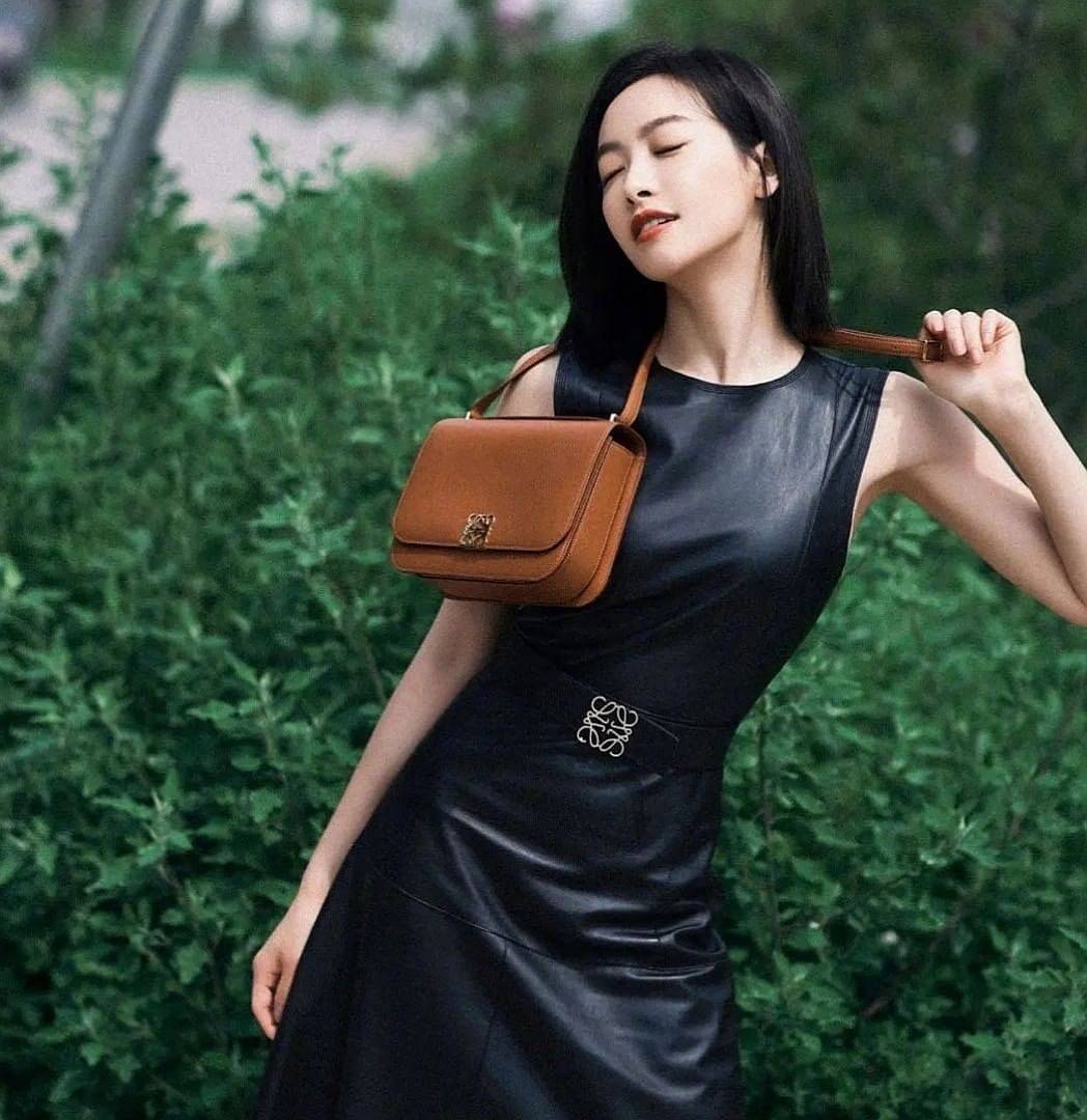 LOEWE CROSSBODYBAG VIP GIFT WITH PURCHASE (GWP) กระเป๋าสะพายพรีเมี่ยมกิ๊ฟ Limited Edition จากน้ำหอม LOEWE DUTY FREE วัสดุหนังแท้ Calf Leather หนังเรียบสวยอยู่ทรงดีไซน์สุดคลาสสิค เปิดปิดด้วยฝาปิดโลโก้แบรนด์อะไหล่ทองหรู ภายในมีช่องแบ่งหลายช่องแยกเป็นสัดส่วน