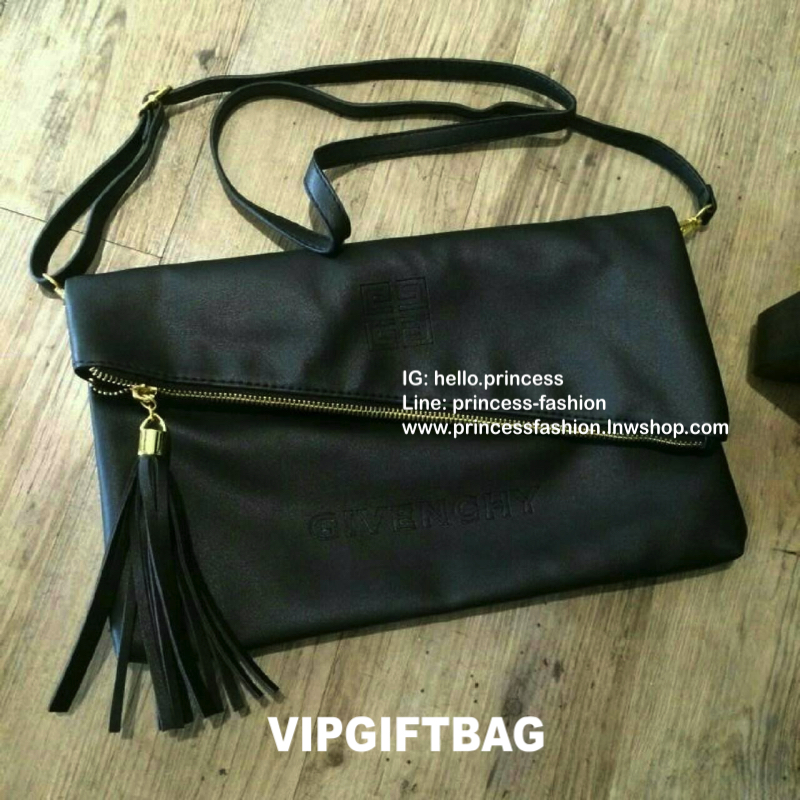 GIVENCHY ENVELOPE CLUTCH BAG คลัชหนัง pu ดีไซน์สะดุดตา มีพู่ห้อยซิบเฉียง ซับในทั้งใบสายยาวปรับระดับได้ เปิดปิดด้วยกระดุม ด้านในจุของได้เยอะ แถมมีช่องซิปอีกหนึ่งช่องคะ สายถอดเป็นคลัชถือออกงานได้ สวยๆเก๋ๆมาก รีบจัดเลยค้า