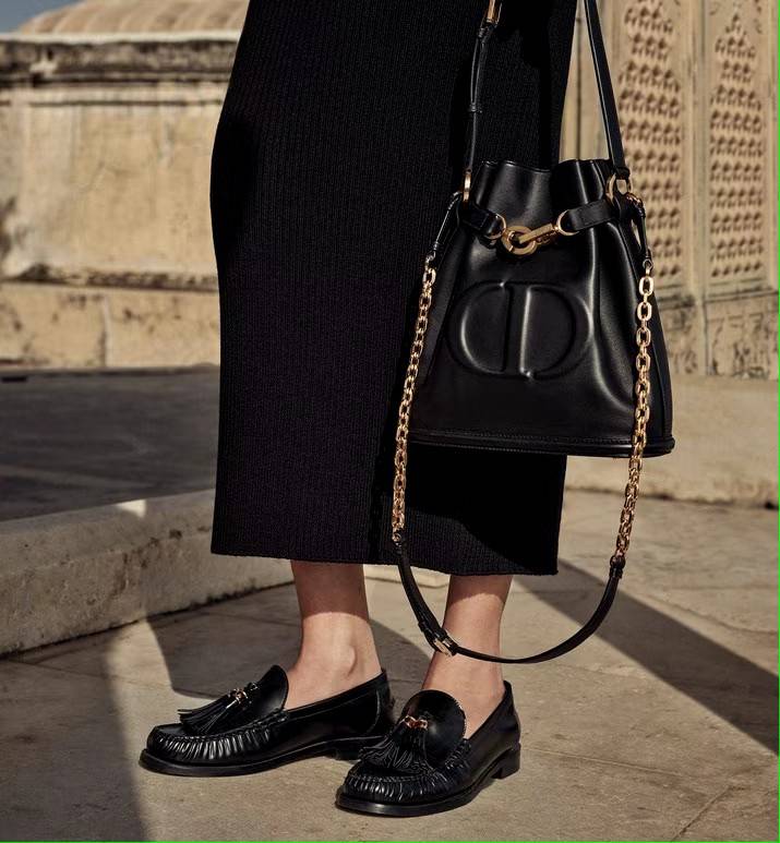 CD MEDIUM C'EST BAG 25cm / Dior bucket bag พร้อมส่ง กระเป๋าสะพายสุดคลาสสิค ดีไซน์หรู มีดีเทลสวยไม่ซ้ำใคร อะไหล่ออกแบบมาเป็นตัวซีดี