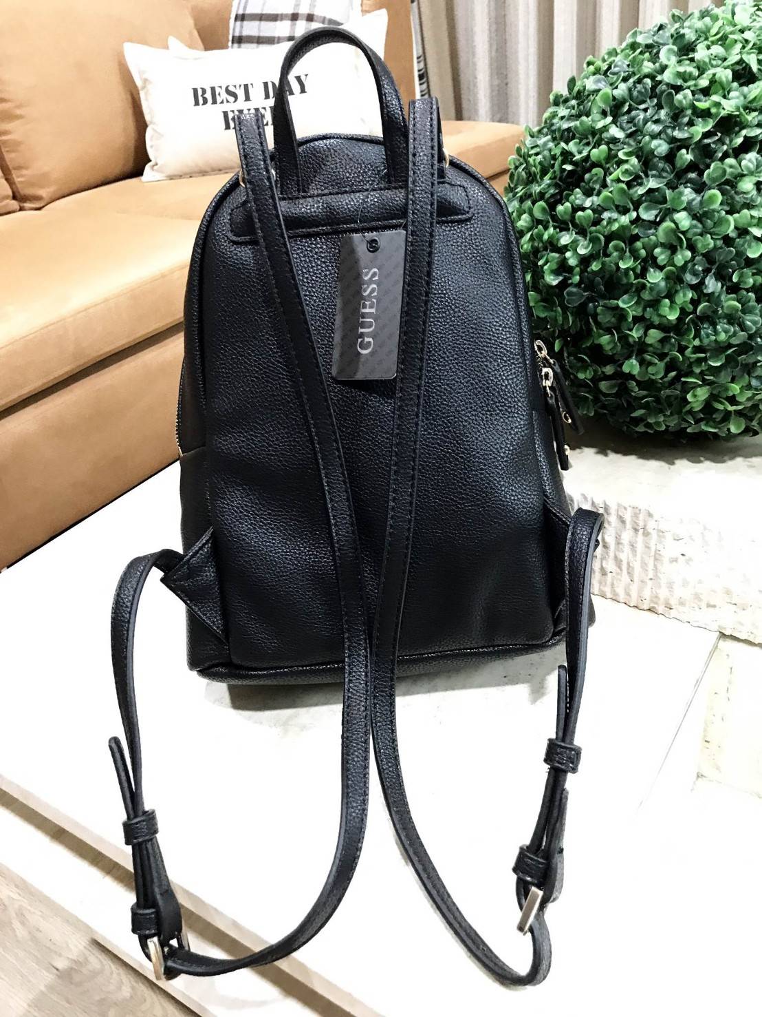 GUESS CANSON BACKPACK ของแท้❗️กระเป๋าเป้หนังเนื้อนิ่มสัมผัสคล้ายหนังแท้ ด้านหน้าแต่งหมุดกิ๊ปเก๋ เปิดปิดด้วยซิปสะดวกใช้ ด้านในบุผ้าแบรนด์ มีช่องใส่ซิปและช่องใส่ของจุกจิก ขนาดกำลังดีค่ะ น้ำหนักเบา สีสวย สายสะพายปรับได้ฟรีเลยค่าใบนี้ แนะนำมากๆค่า