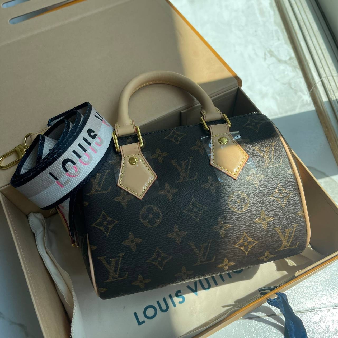 หนังแท้ LOUIS VUITTON POCHETTE SPEEDY BANDOULIÈRE 20 มาพร้อมสายผ้า มีให้เลือก2 สี ถ่ายสดจากสินค้าจริง ขนาดน่ารัก เป็น every look ที่หรูหรามากค่าา
