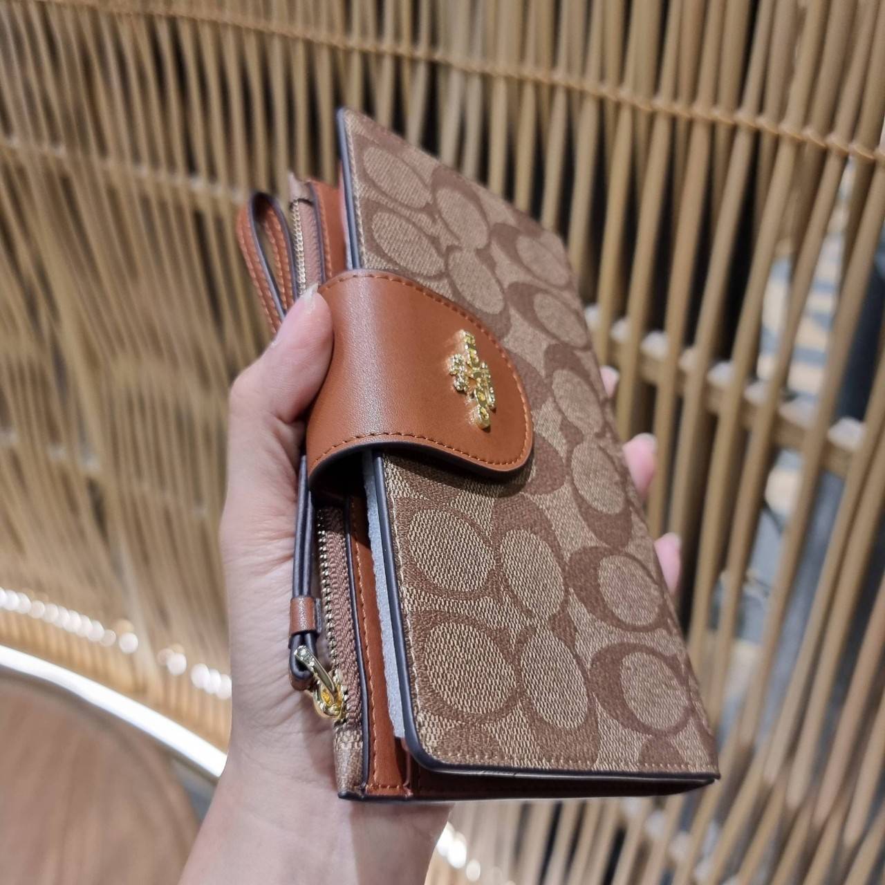 พร้อมส่ง 7 สี COACH C2874 TECH WALLET IN COLORBLOCK SIGNATURE CANVAS จัดให้สีใหม่ก่อนใคร!! ดีไซน์ใหม่ คอลเลคชั่นสวยหรู กระเป๋าสตางค์พร้อมสายคล้องมือ ง่ายต่อชีวิตมากจ้า!! มันดีอะไรเบอร์นี้ ใส่ได้ทั้งบัตร และโทรศัพท์ก็ใส่ได้ทุกรุ่น แถมยังมีช่องซิปแยกไปอีก ช