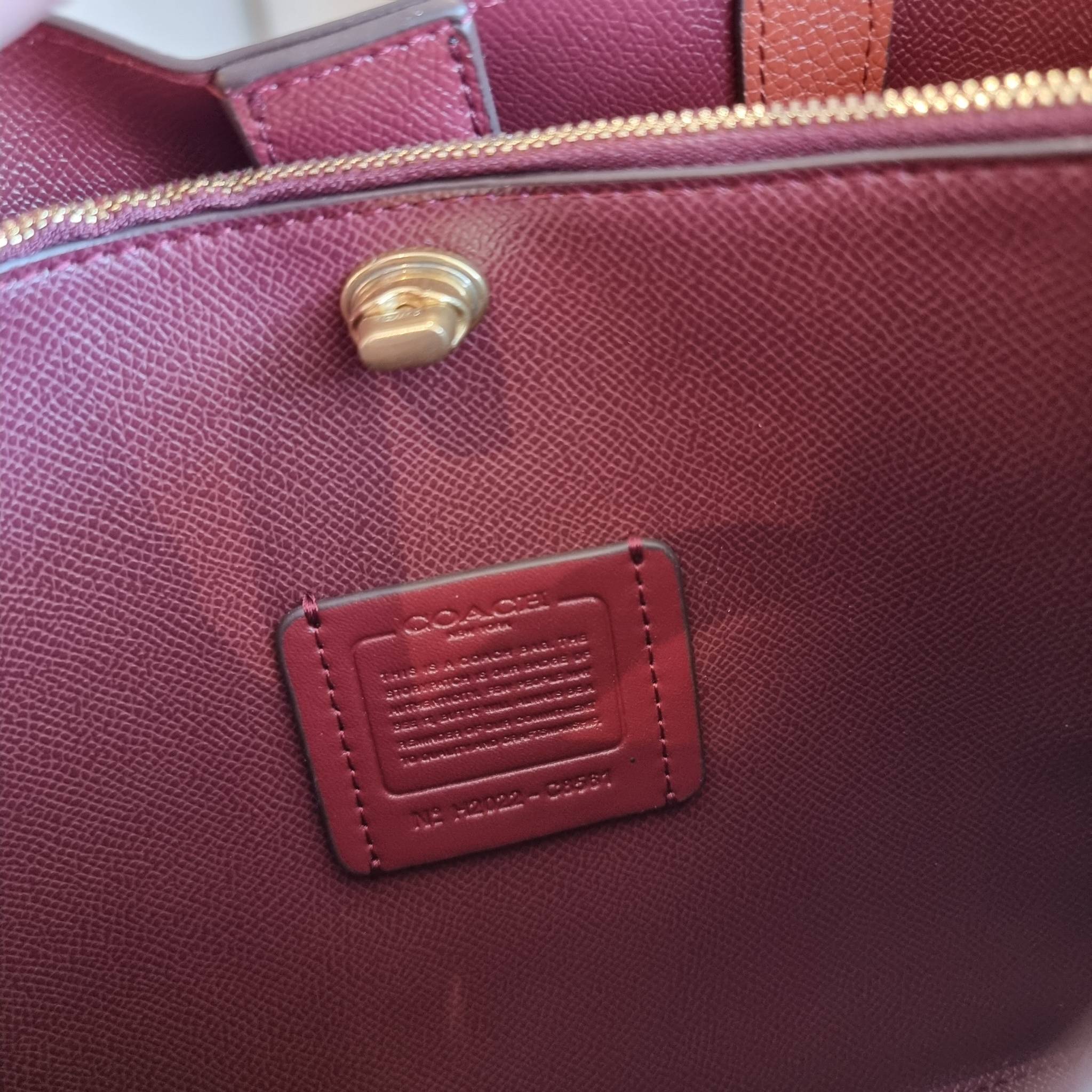 COACH C8561 C8869 WILLOW TOTE 24 IN COLOR BLOCK น้องสาวลุคลูกคุณมาแล้วจ้า กระเป๋าถือ/สะพาย ดีไซน์คัลเลอร์บล็อค ลงตัว เรียบหรู ใบจริงคือผู้ดี๊ผู้ดี ใช่ได้ทุกๆโอกาส วัสดุหนัง pepble อยู่ทรง เปิดปิดด้วยตัวบิดล็อค และอีกฝั่งเป็นกระดุมแม่เหล็ก ภายในโล่งกว้าง ใ