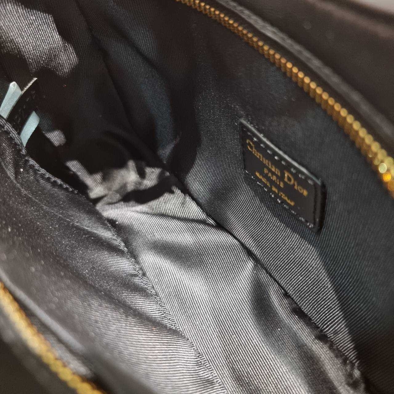 CD SIGNATURE HOBO MINI BAG กระเป๋าสะพายซิกเนเจอร์ โดดเด่นด้วยโลโก้เอกลักษณ์